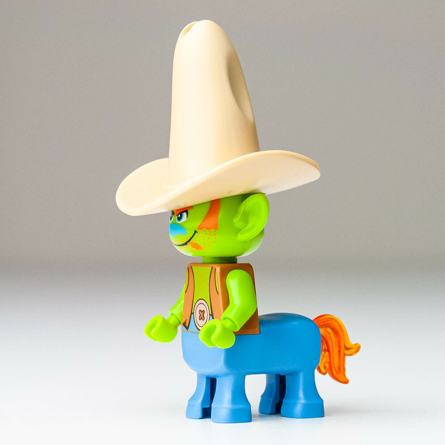 New LEGO Hickory with Hat Minifigure - Vibe City Concert - 41258 (twt025) - StudBee