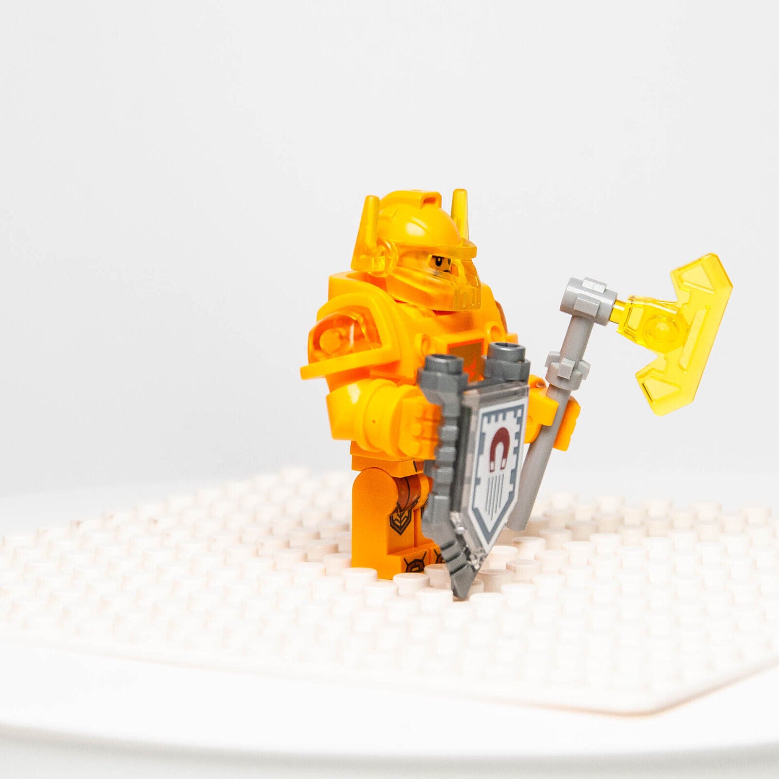 LEGO Nexo Knights Ultimate Axl Minifigure (nex053) with Shield and Axe 70336 - StudBee