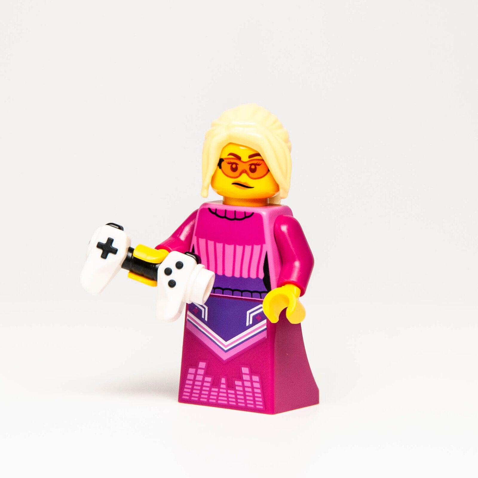 New Lego BAM 2023 Q2 Minifigure - Magenta Gamer Girl w/ Game Controller - StudBee