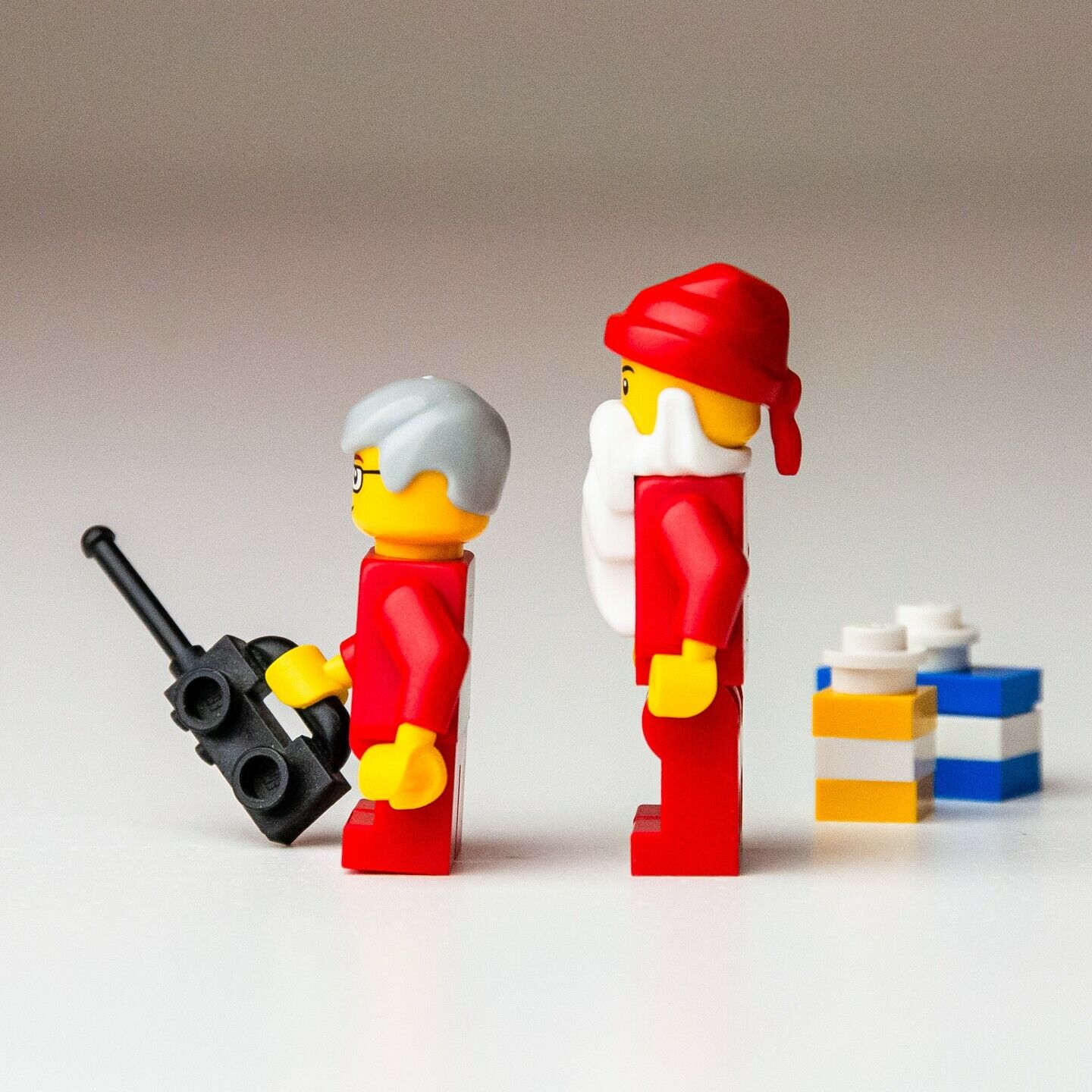 LEGO Santa and Elf Boy Minifigures w/ Gifts Presents 40059 Christmas(hol033) - StudBee