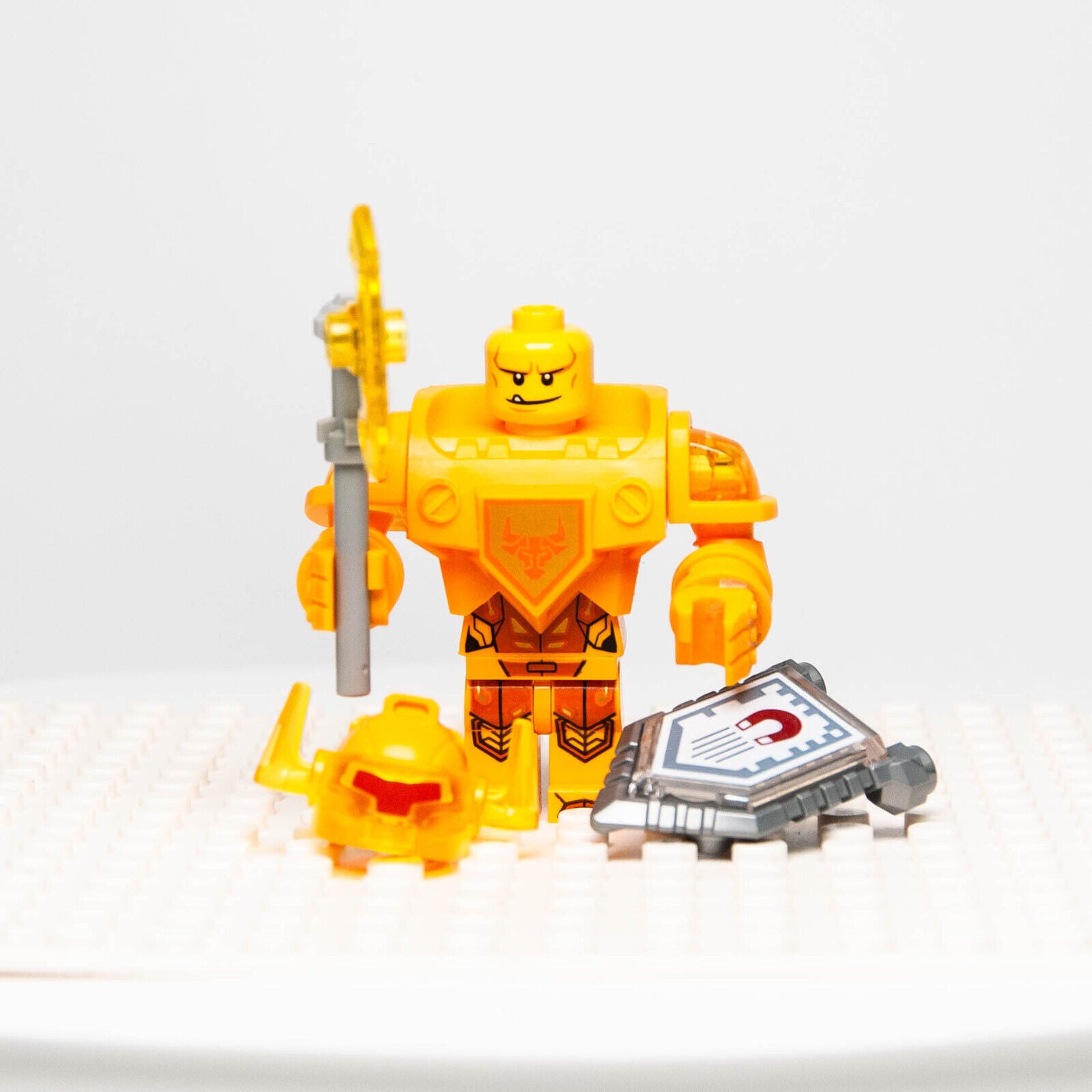 LEGO Nexo Knights Ultimate Axl Minifigure (nex053) with Shield and Axe 70336 - StudBee