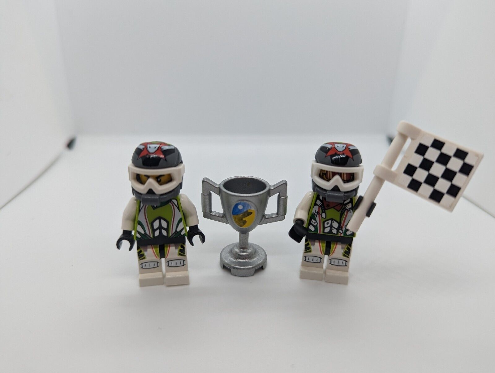LEGO World Racers 8864 Lot - Rex-treme (wr001) & Max-treme (wr011) Flag, Trophy - StudBee