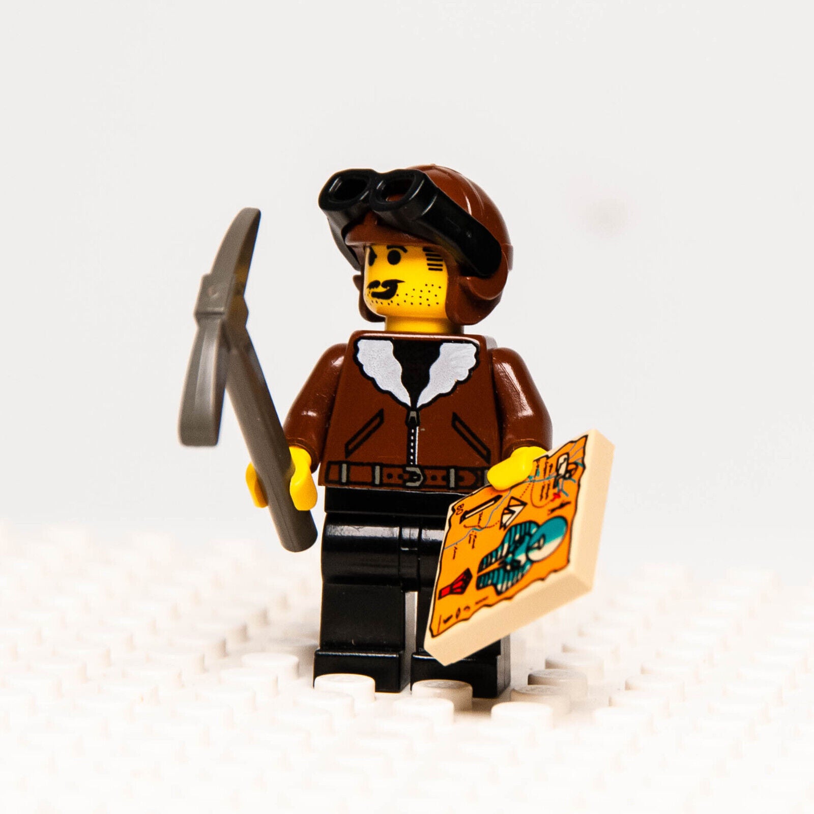 LEGO Adventurers Desert Pilot Minifigure Harry Cane Hieroglyphs Map 5988 (adv009 - StudBee