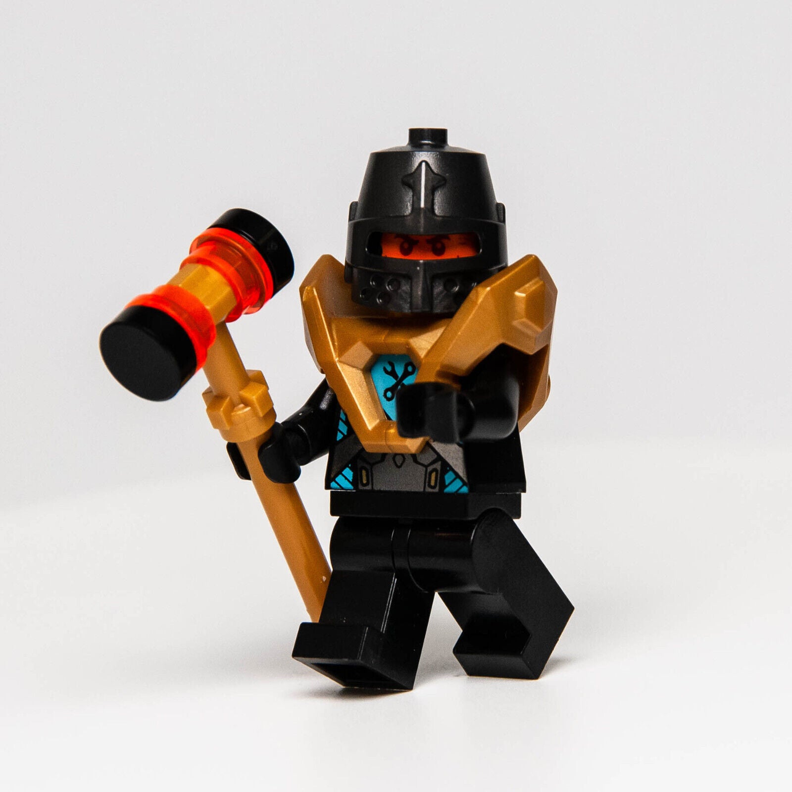LEGO Nexo Knights Minifigure - Robin Underwood Pearl Gold Armor (nex135) 72005 - StudBee
