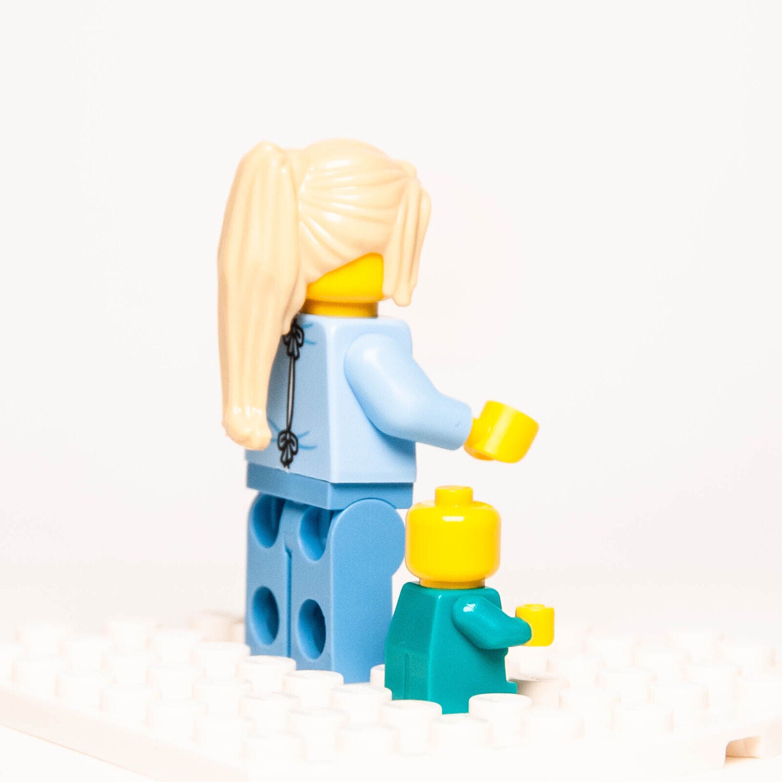 Lego Minifigure Lot: Mother in Hospital Gown (cty1347) & Baby (cty1186) 60330 - StudBee