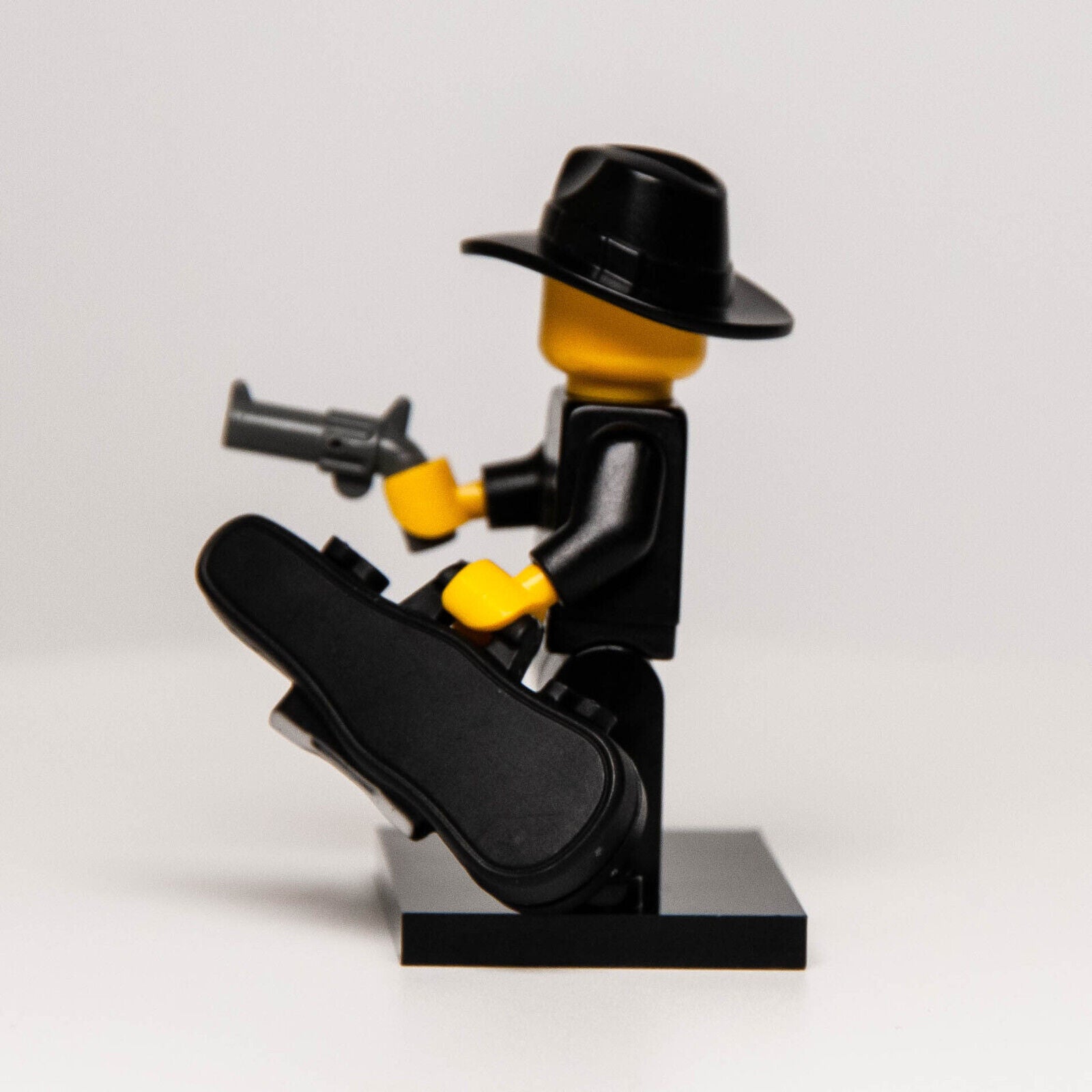 Lego CMF Minifigure Series 5 - Gangster w/ Violin Case (col05-15) col079 - StudBee