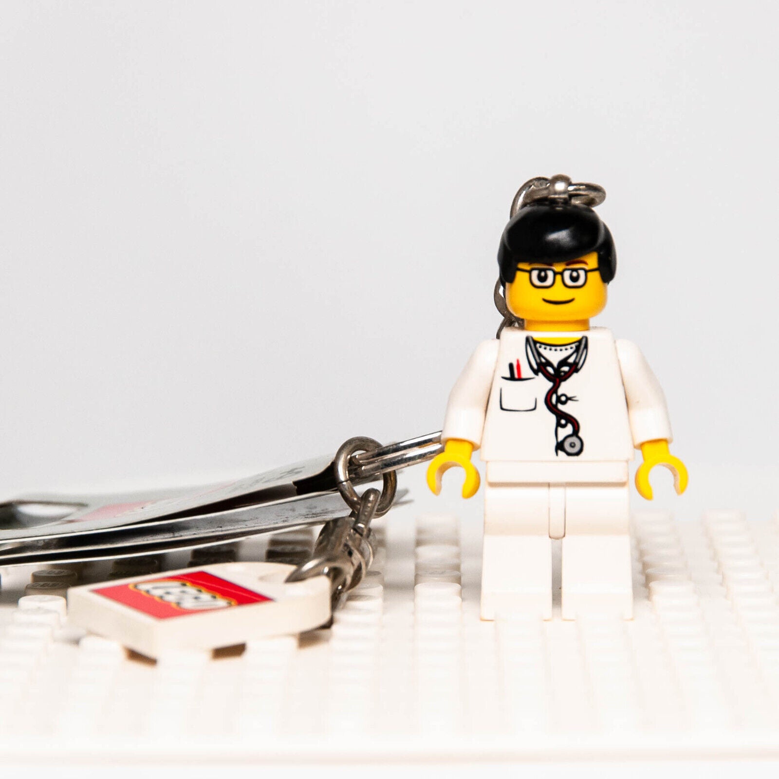 NEW LEGO City Doctor Keyring Chain with Tag (851747) 2006 (cty - StudBee