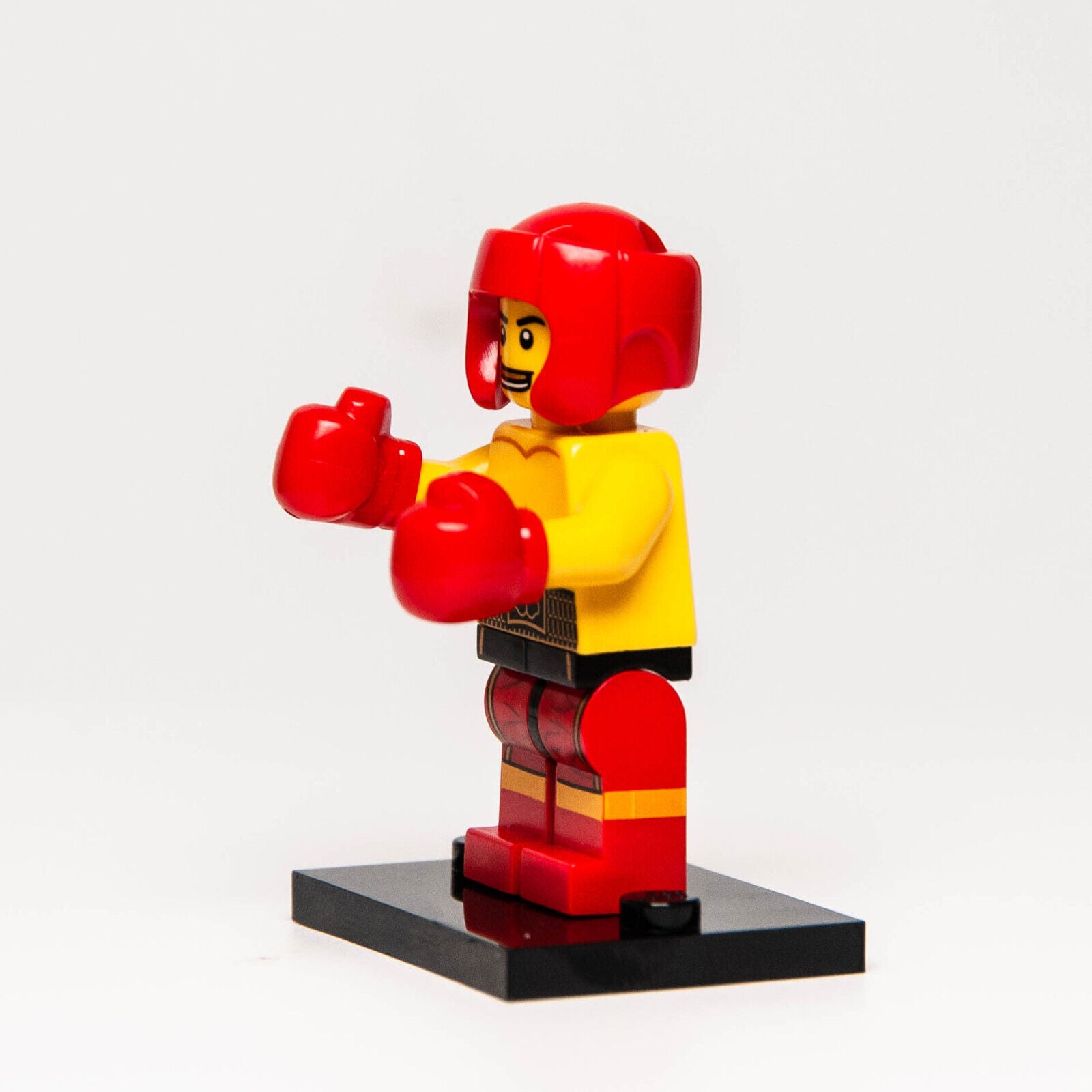 LEGO CMF 8805 Series 5 Minifigure - Boxer with Stand (col05-13) col077 - StudBee