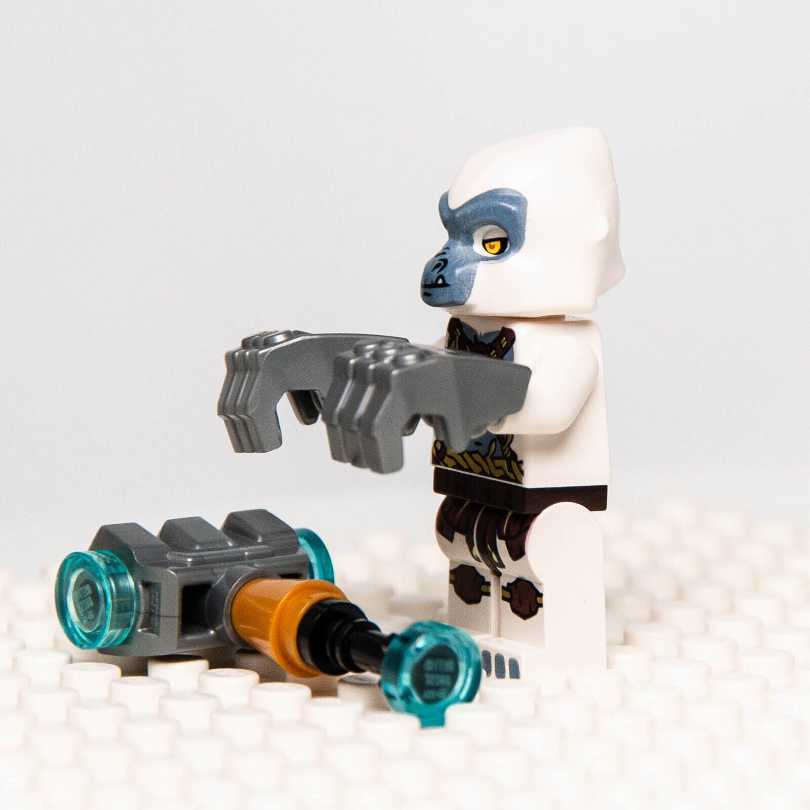 LEGO Chima 70009 White Gorilla GRIZZAM Minifigure (loc040) w/ Iron Fists - StudBee