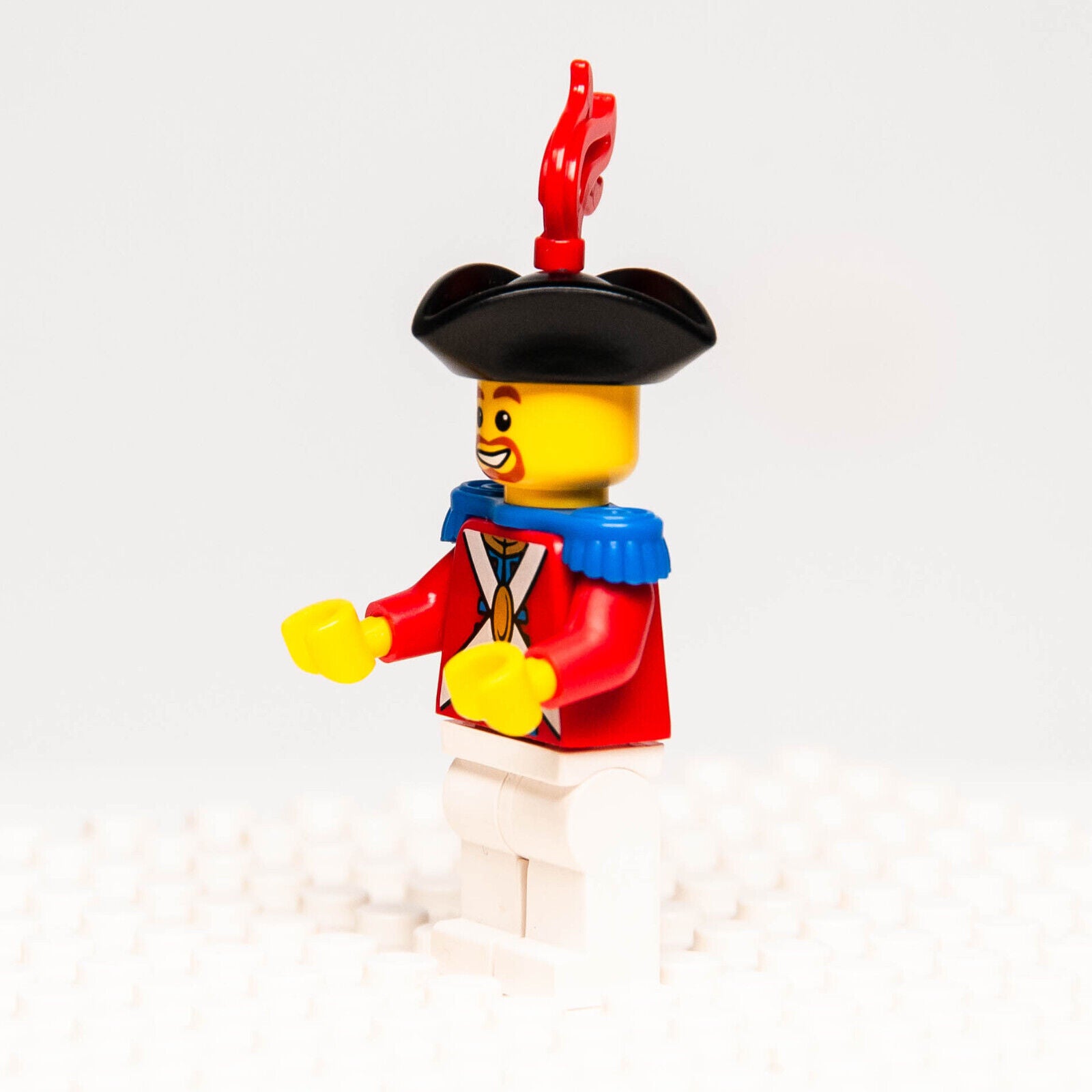 Lego PIrates Minifigure - Imperial Soldier II Red Plume, Brown Beard 6242 (pi089 - StudBee