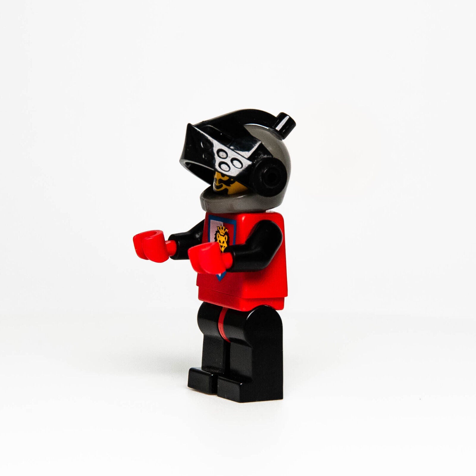 LEGO Castle Royal Knights Minifigure (cas551) 9376 Lion Crest, Black Visor