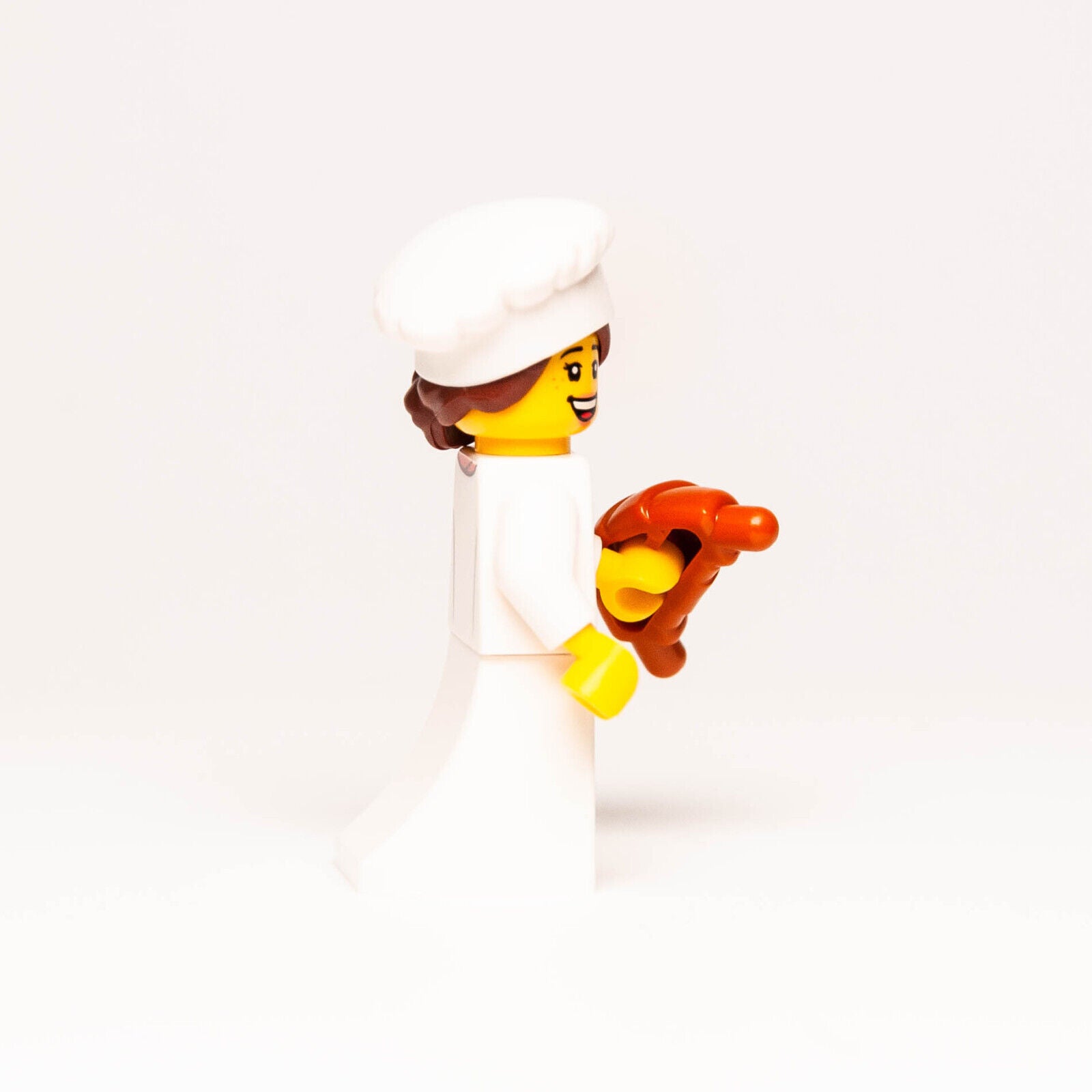 New LEGO BAM Minifigure 2023 - French Female Pastry Baker Chef w/ Croissant (cty - StudBee