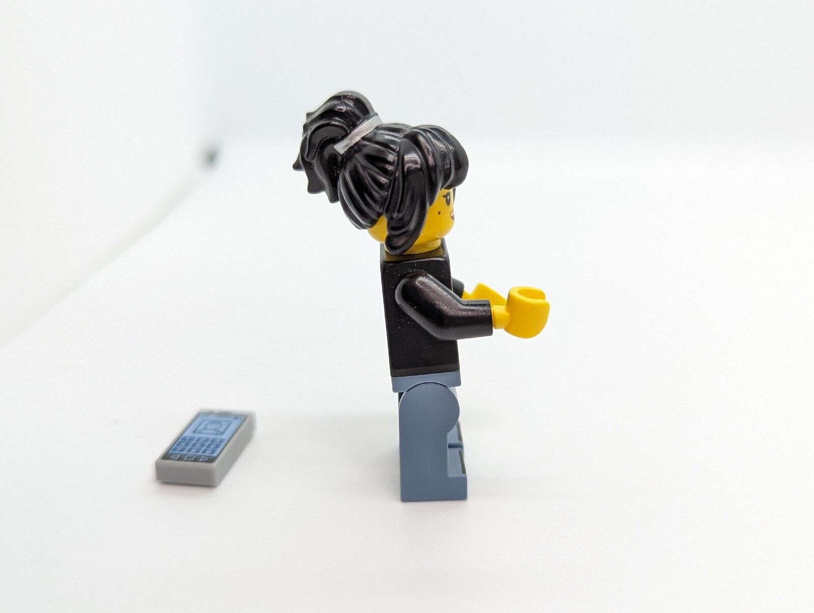 LEGO Ninjago Minifigure - City Chase 70607 Nya With Smart Phone - StudBee