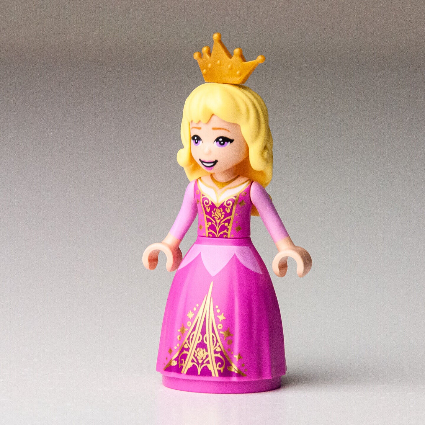New LEGO Aurora - with Pearl Gold Crown Tiara Minifigure - 43173 (dp078) - StudBee