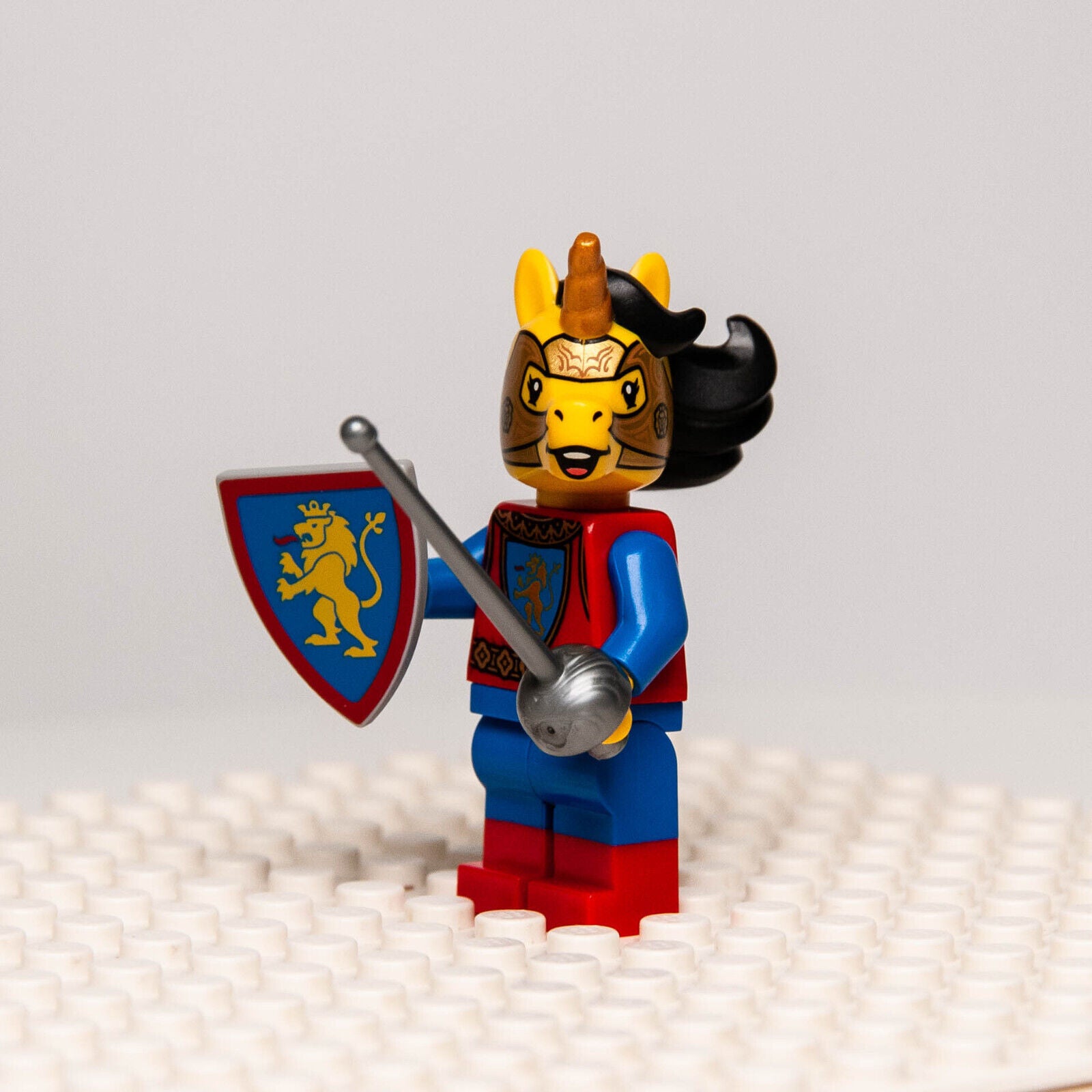 New Lego BAM 2023 Q2 Minifigure - Unicorn Lion Knight w/ Sword & Shield (cas - StudBee