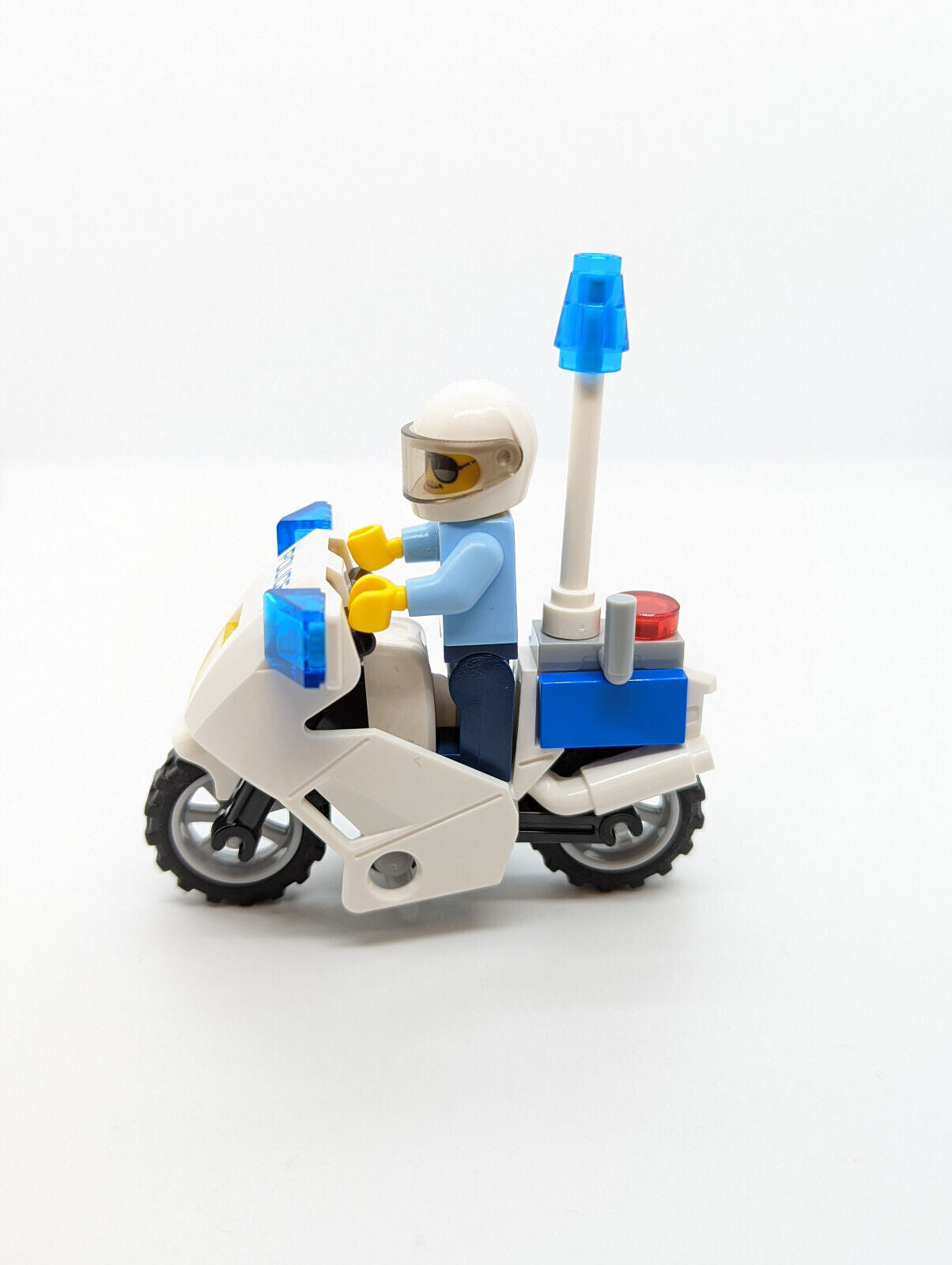 LEGO Female Police Officer Minifigure & Motorcycle (cty0936) 60200 Capital City - StudBee