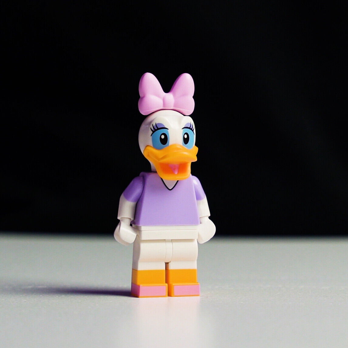 New LEGO Daisy Duck (w/ Stand) Minifigure - Disney CMS (dis009) - StudBee
