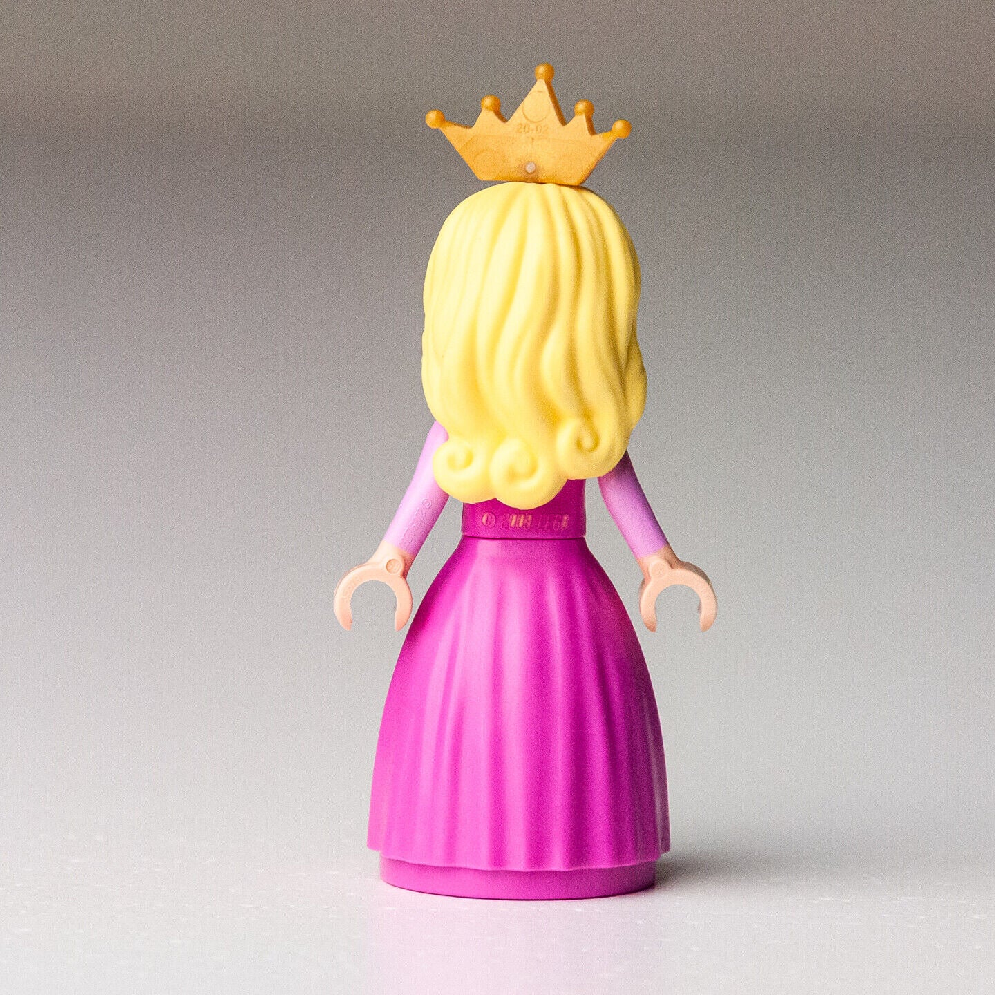 New LEGO Aurora - with Pearl Gold Crown Tiara Minifigure - 43173 (dp078) - StudBee