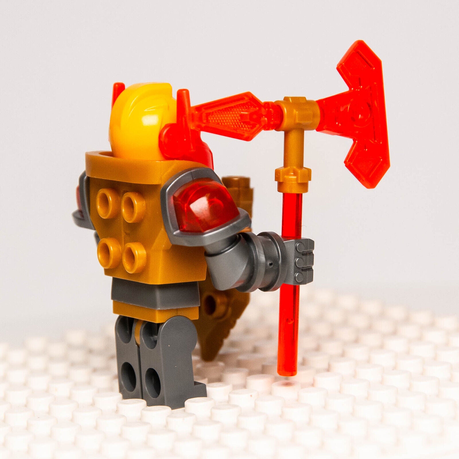 LEGO Nexo Knights Minifigure: Axl Pearl Gold Torso w/ Shield (nex137) 72006 - StudBee