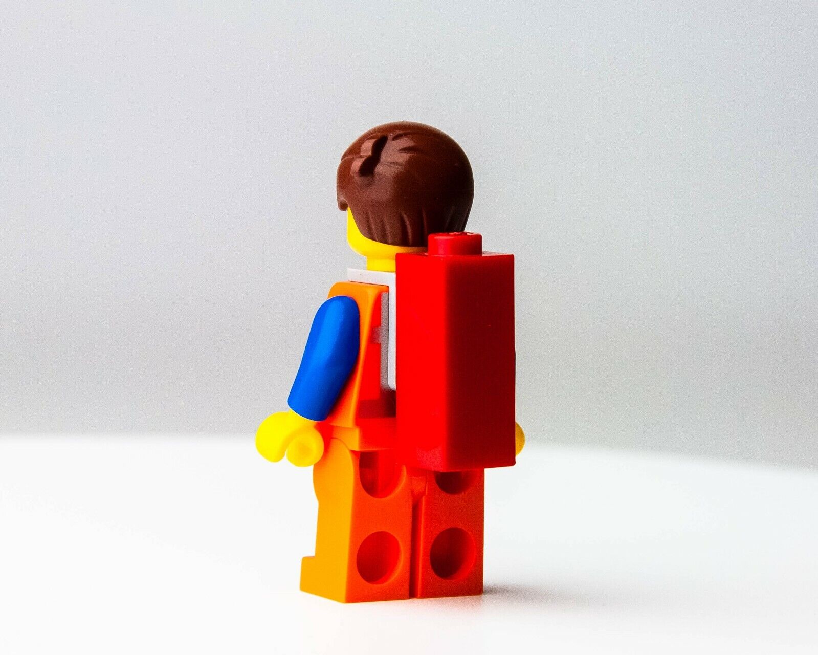 LEGO Emmet  - The Lego Movie -  (tlm018) Minifigure with Piece of Resistance - StudBee