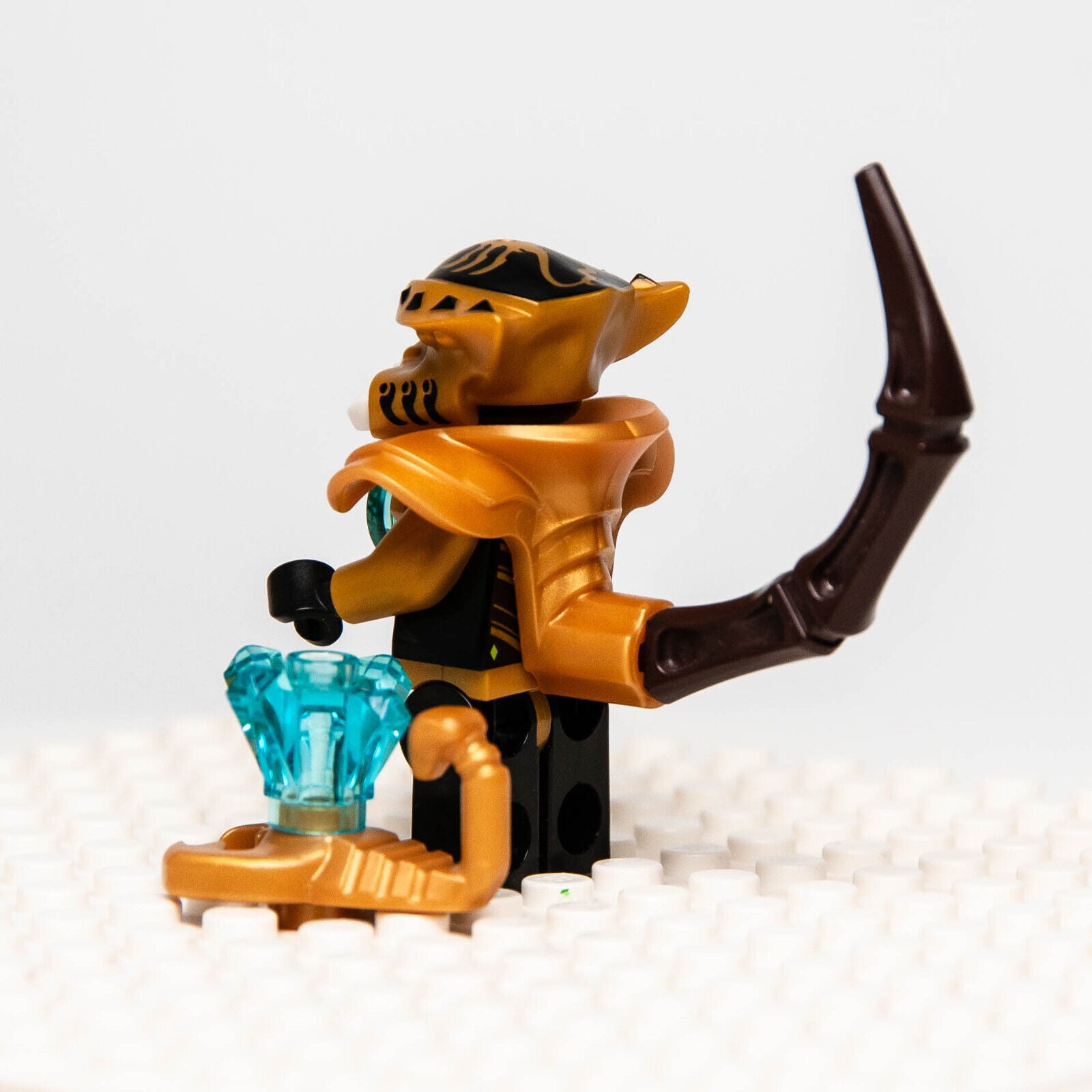 LEGO Legends of Chima SCORM Minifigure (loc056) w/ Gold Scorpion - StudBee