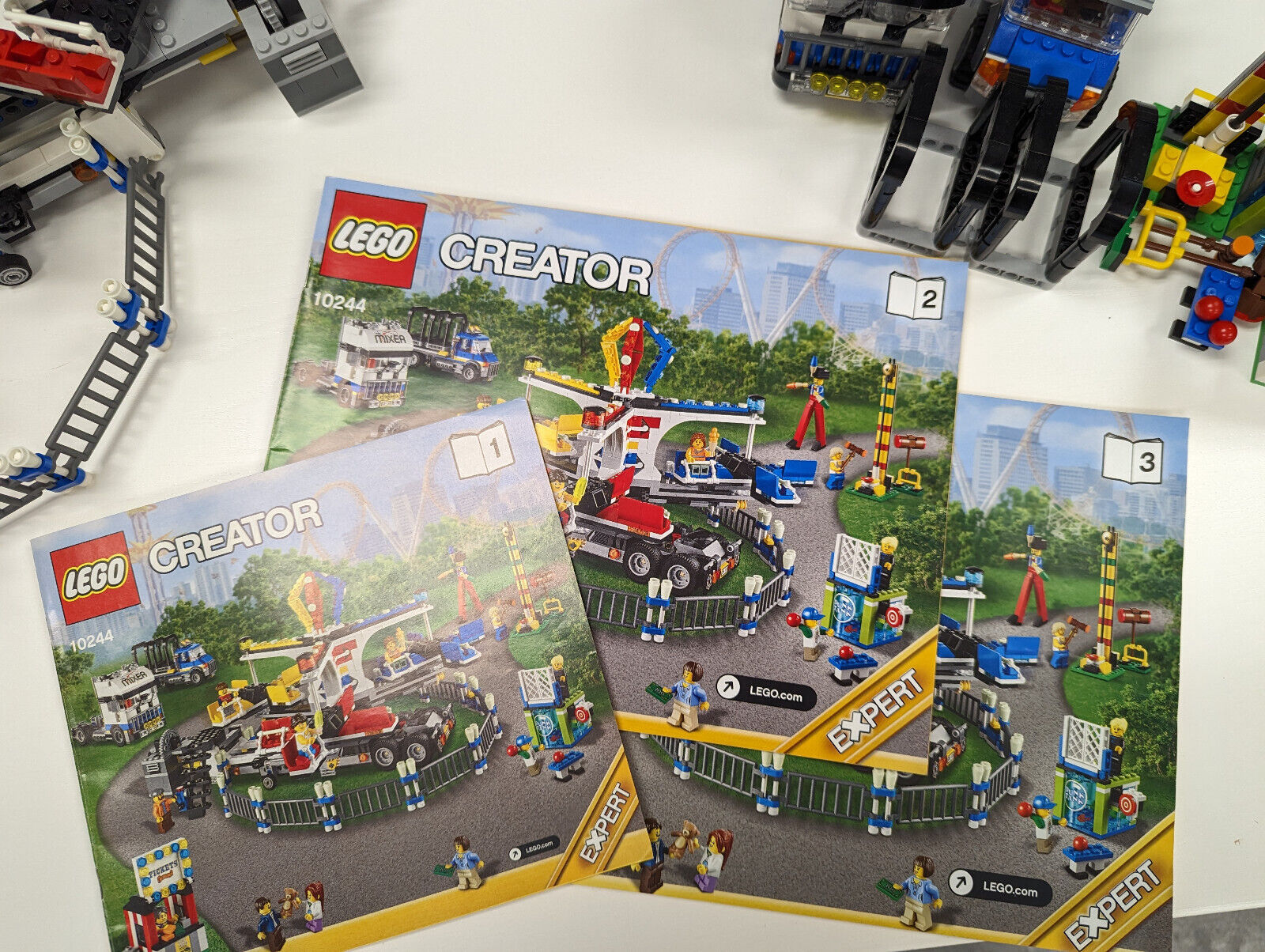 Lego 10244 Fairground Mixer w/ Minifigs, Box & Instructions - Complete! - StudBee