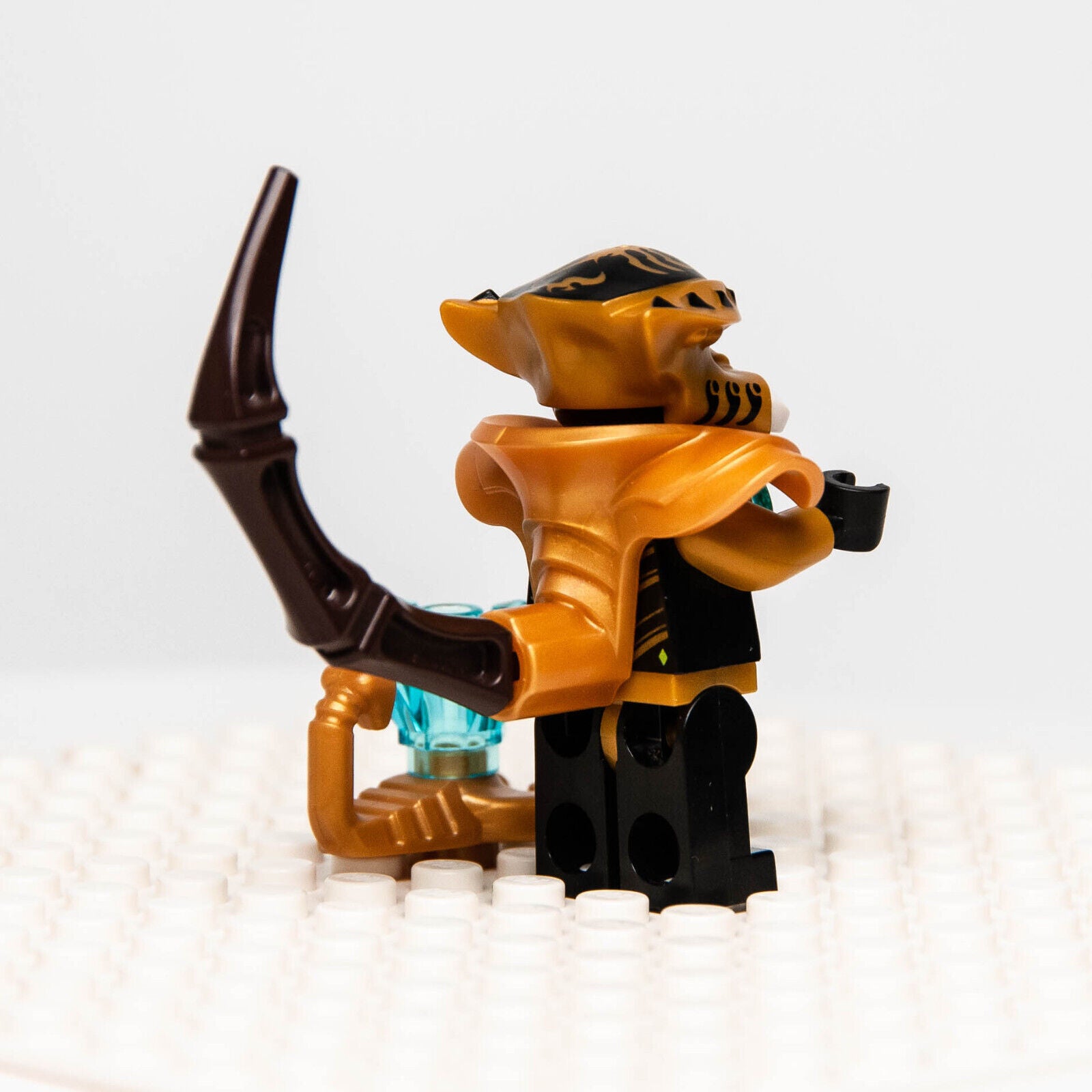LEGO Legends of Chima SCORM Minifigure (loc056) w/ Gold Scorpion - StudBee