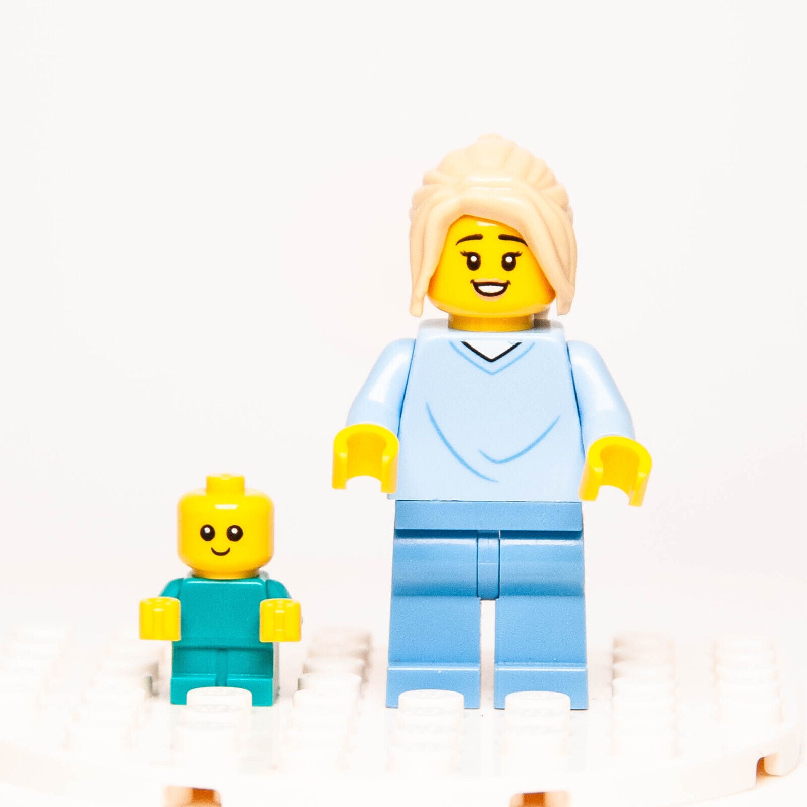 Lego Minifigure Lot: Mother in Hospital Gown (cty1347) & Baby (cty1186) 60330 - StudBee