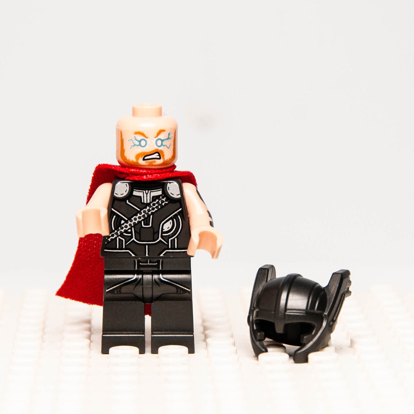 LEGO Thor Minifigure - Red Cape, Helmet Ragnarok 76084 (sh409) - StudBee