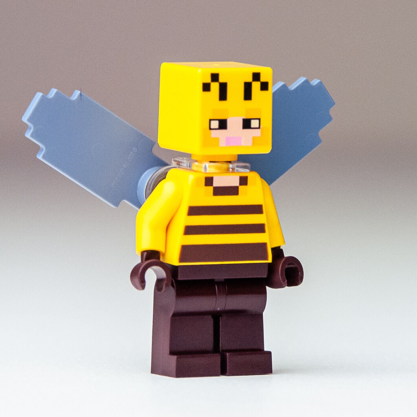 New LEGO Beekeeper Minifigure - The Bee Farm - 21165 (min091) - StudBee