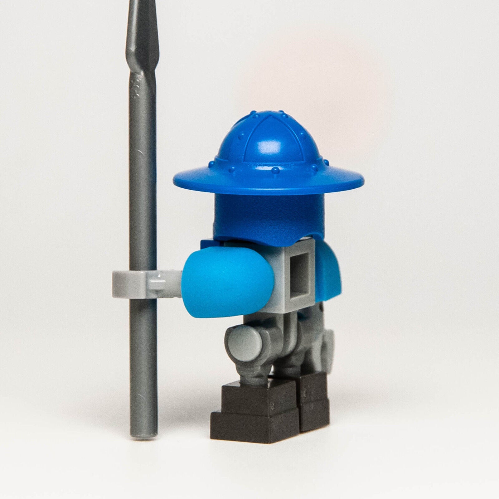 LEGO Nexo Knights Minifigure - Squire Bot w/ Spear (nex041) 70326 853515 - StudBee