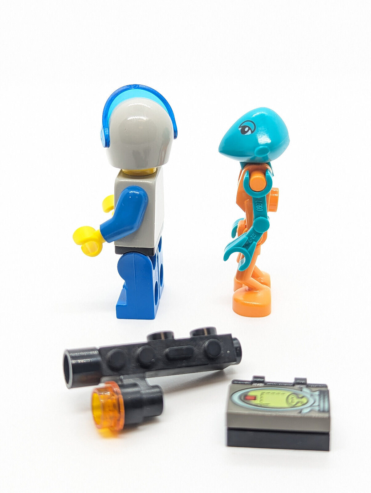 Lego Life on Mars Lot: LoM Assistant (lom013) & Martian Vega (lom012) 1195 - StudBee