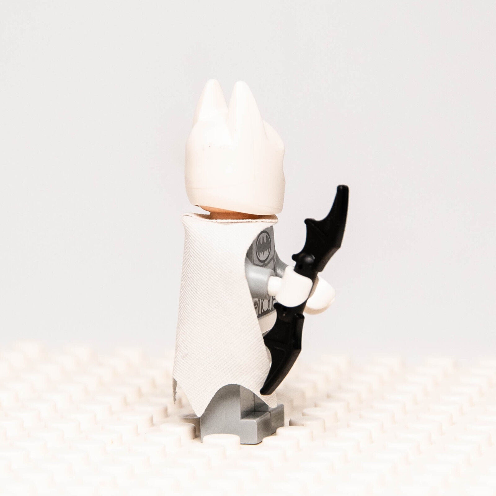 LEGO Arctic Batman Minifigure  - White & Gray Suit (sh047) 76000 w/ Batarang - StudBee