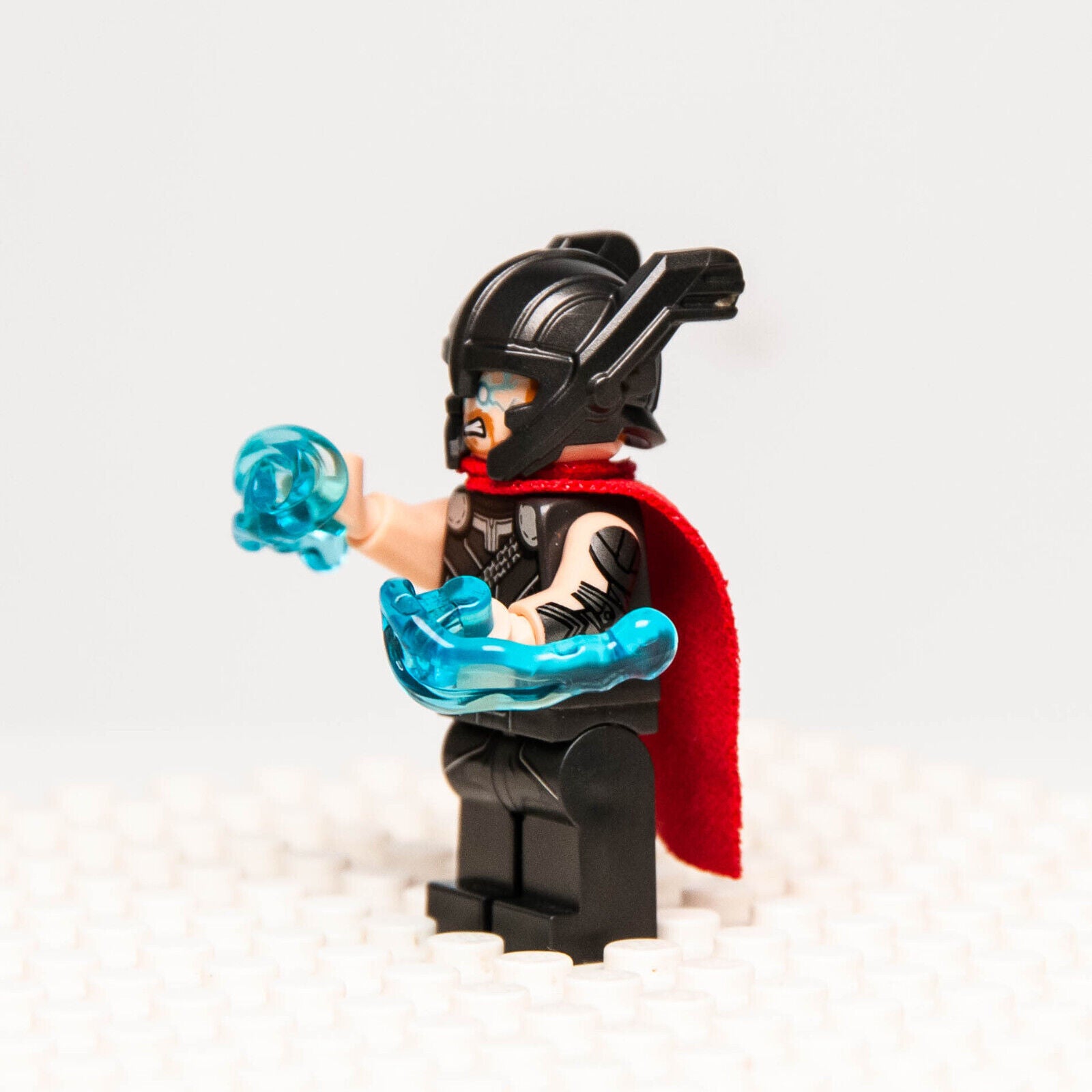 LEGO Thor Minifigure - Red Cape, Helmet Ragnarok 76084 (sh409) - StudBee