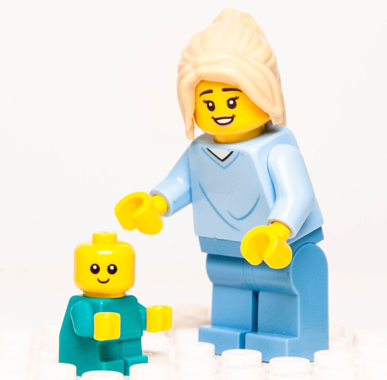 Lego Minifigure Lot: Mother in Hospital Gown (cty1347) & Baby (cty1186) 60330 - StudBee