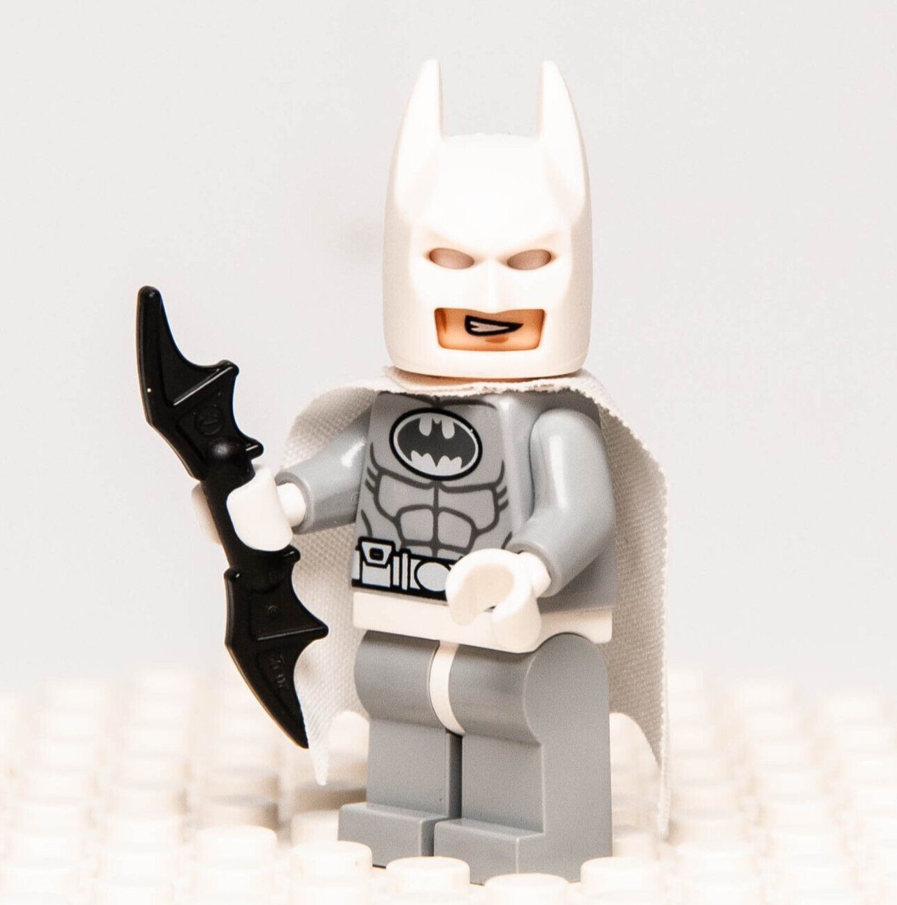 LEGO Arctic Batman Minifigure  - White & Gray Suit (sh047) 76000 w/ Batarang - StudBee