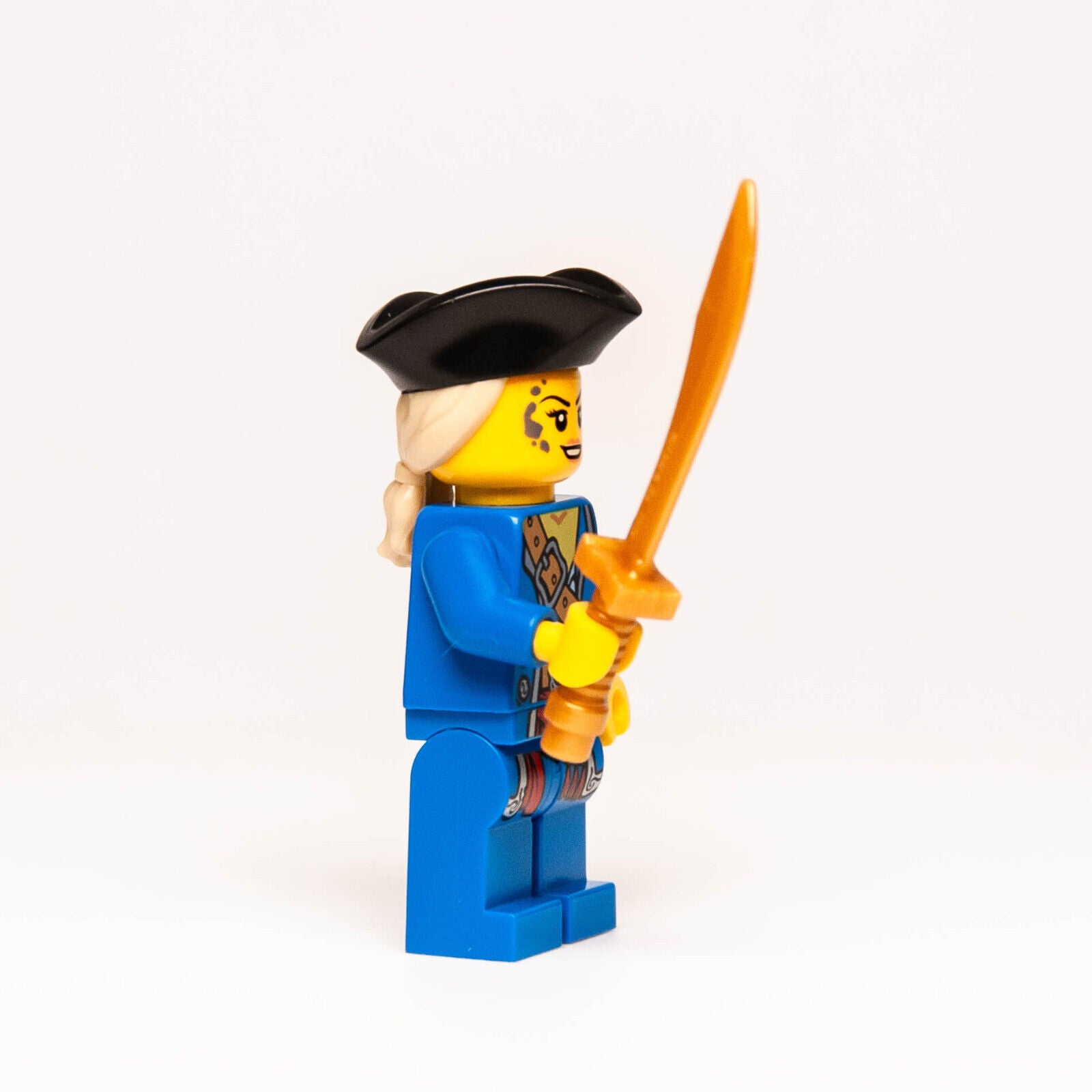 New LEGO BAM 2024 Minifigure - Female Pirate Tricorne Hat, Muddy Face Sword (pi - StudBee