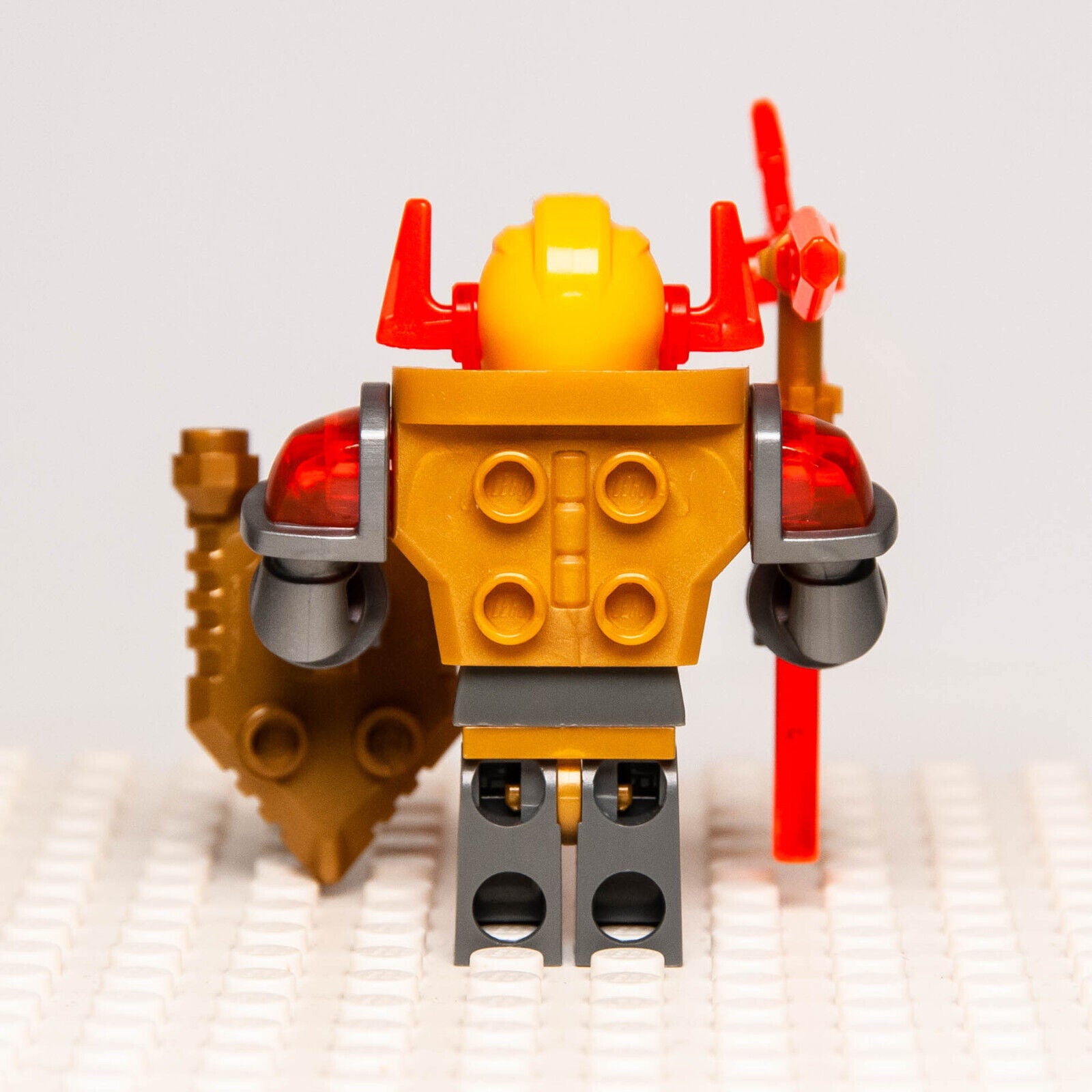LEGO Nexo Knights Minifigure: Axl Pearl Gold Torso w/ Shield (nex137) 72006 - StudBee