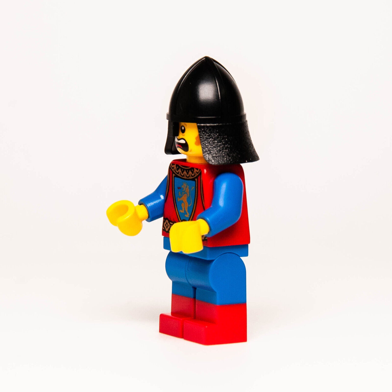 New LEGO BAM Q1 2024 Minifigure - Castle Lion Knight with Yellow Shield (cas - StudBee