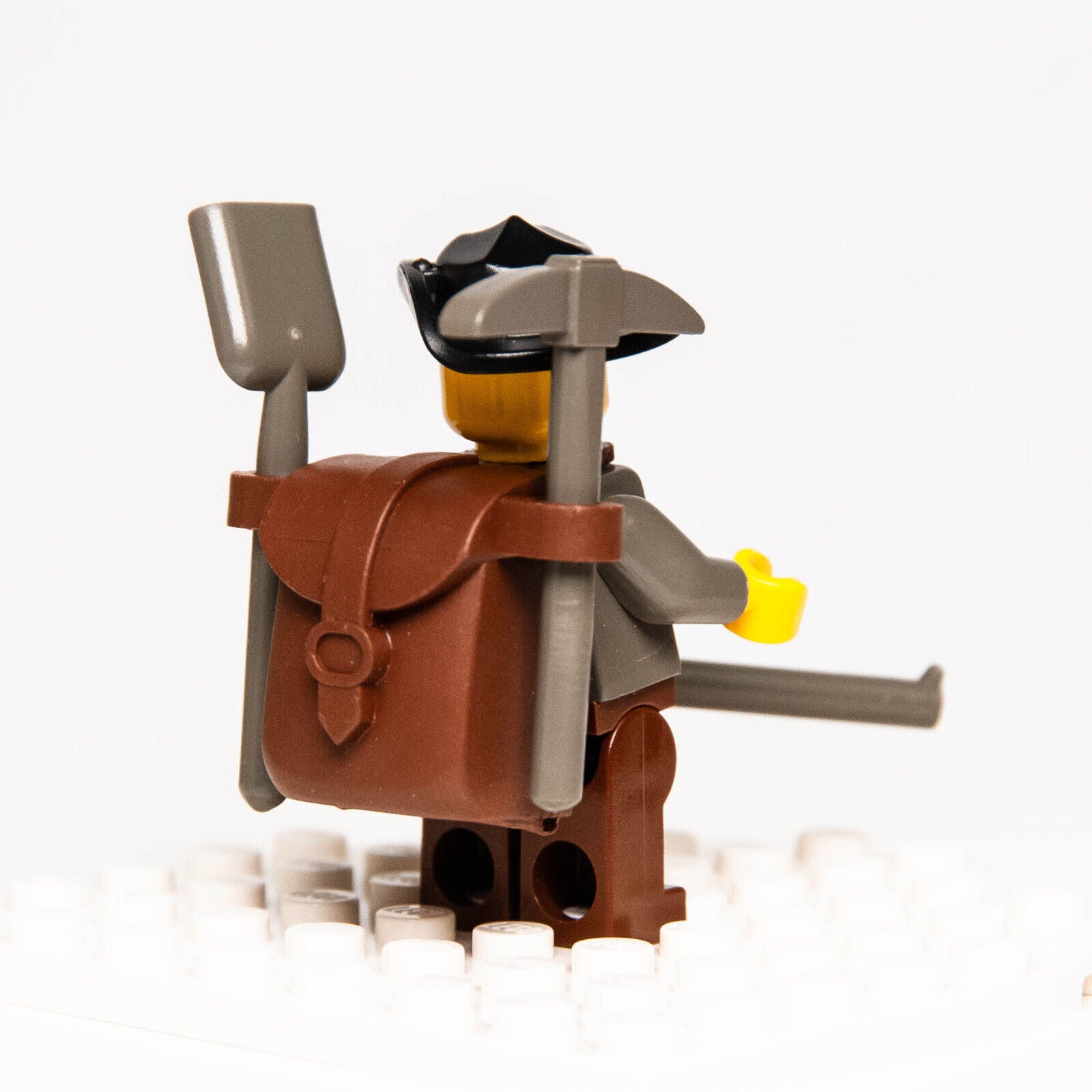 Lego Adventurers Minifigure - Max Villano w/ Backpack Jungle Explorer (adv042) - StudBee