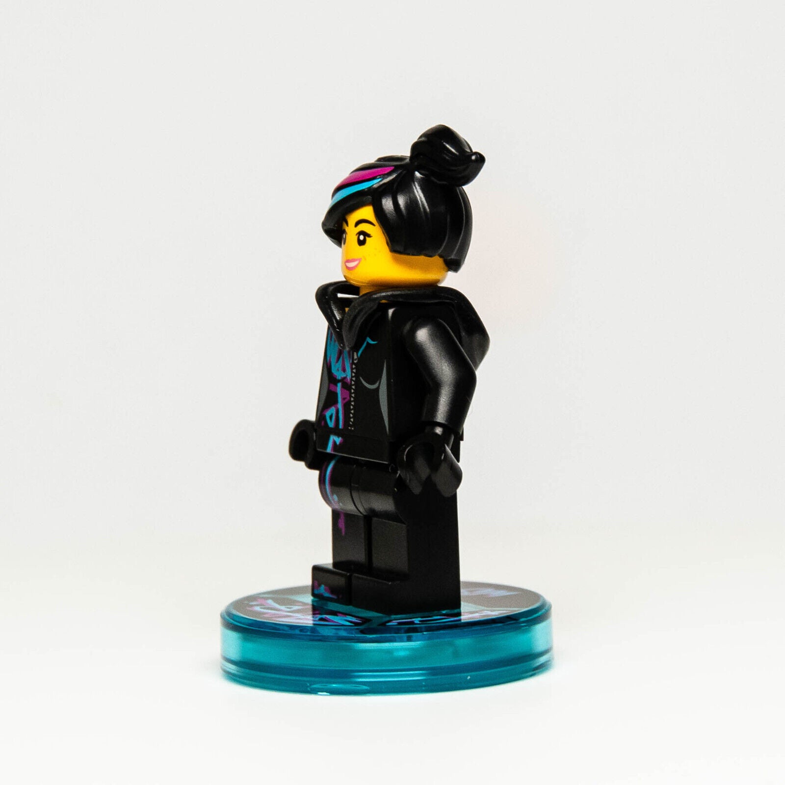 New Lego Minifigure - Wyldstyle w/ Dimensions Base Tag Relic Tile 71200 (tlm099) - StudBee