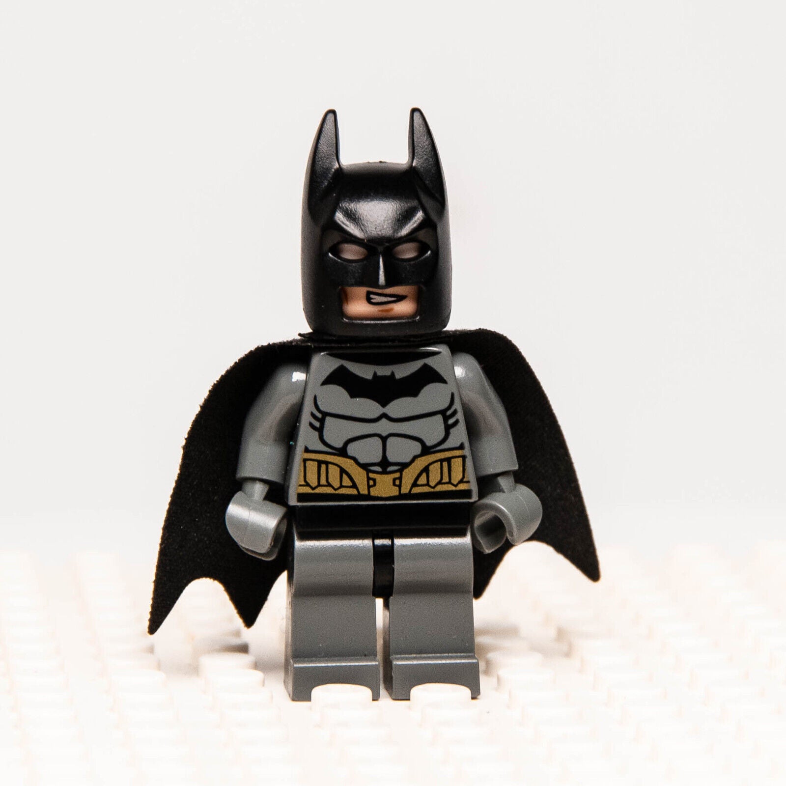 LEGO DC Minifigure Batman Dark Bluish Gray Suit Gold Belt (sh089) 76012 - StudBee