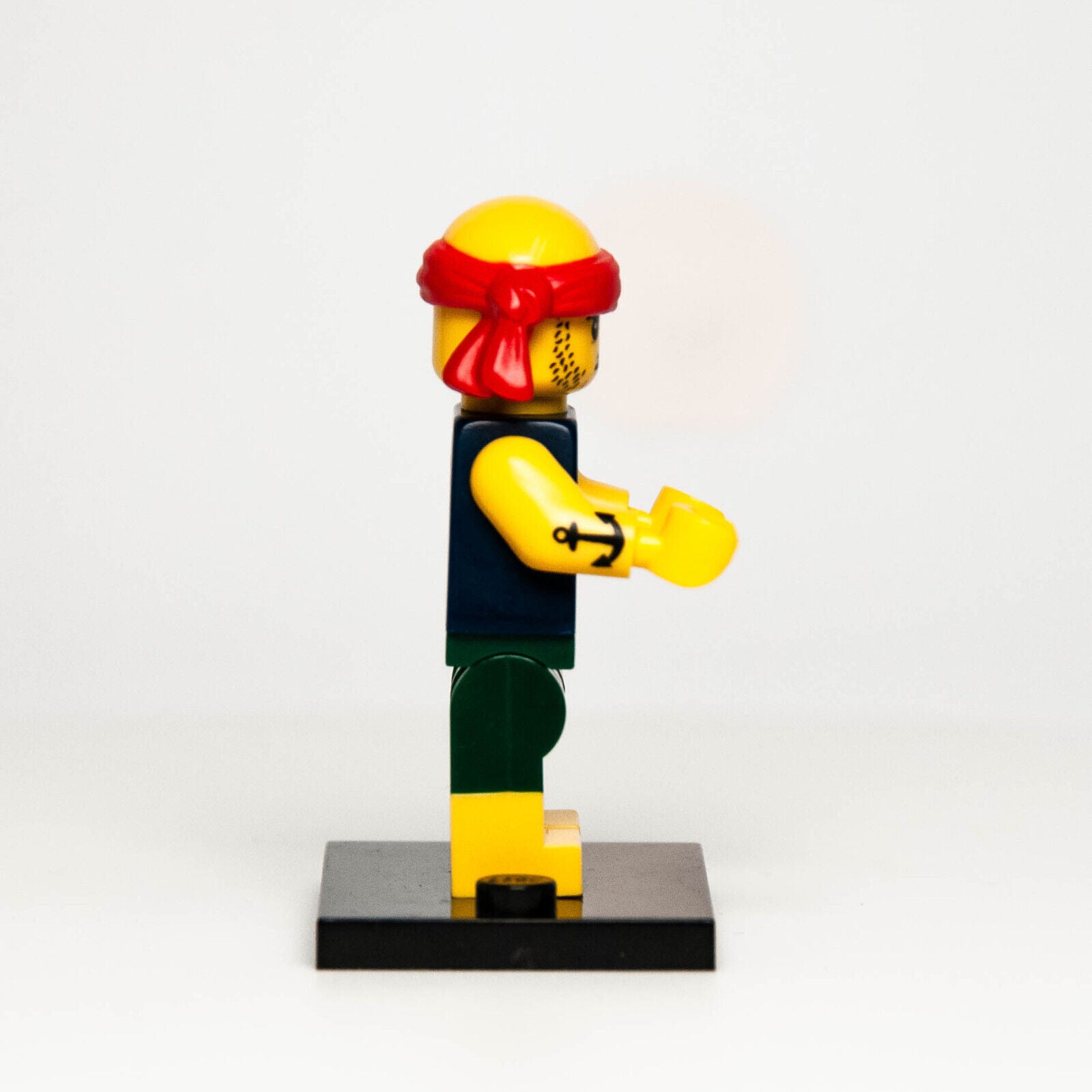 Lego Minifigure - Scallywag Pirate - Lego CMF Series 16 (col16-9 col252) 71013