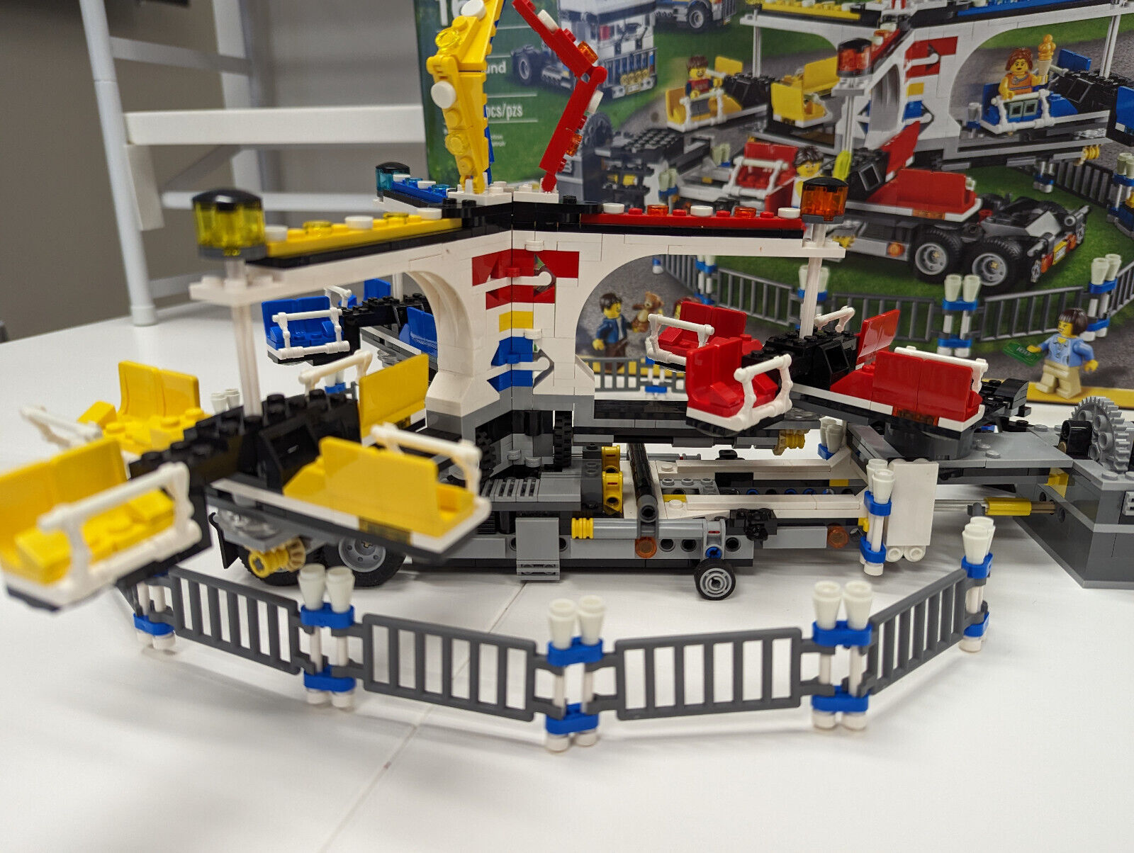 Lego 10244 Fairground Mixer w/ Minifigs, Box & Instructions - Complete! - StudBee