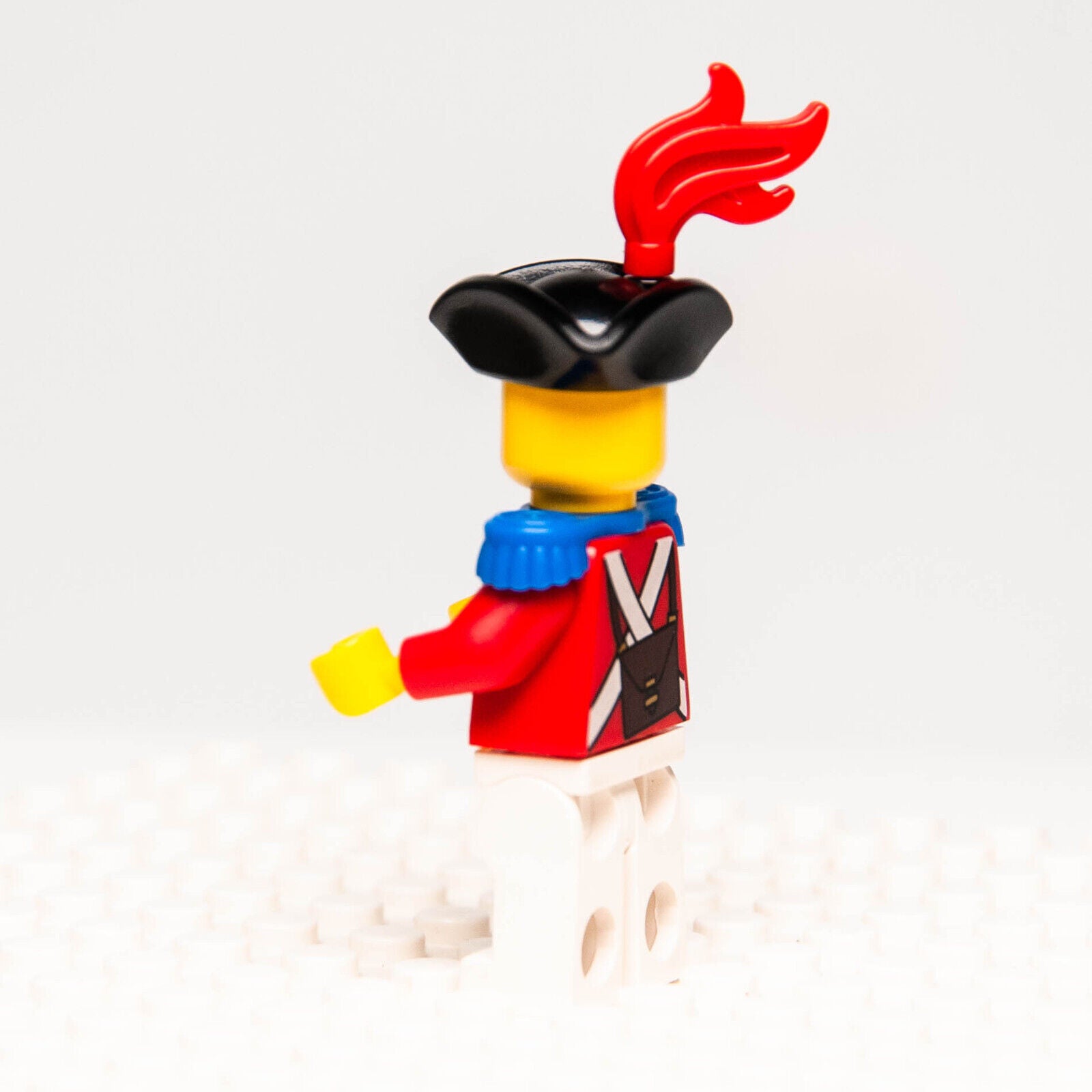 Lego PIrates Minifigure - Imperial Soldier II Red Plume, Brown Beard 6242 (pi089 - StudBee