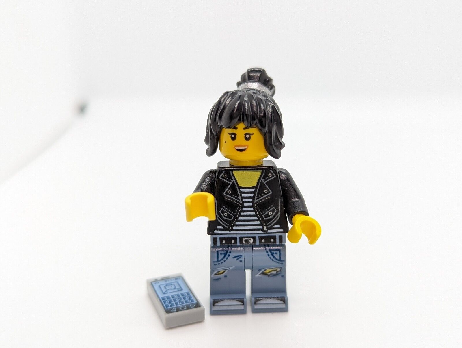 LEGO Ninjago Minifigure - City Chase 70607 Nya With Smart Phone - StudBee