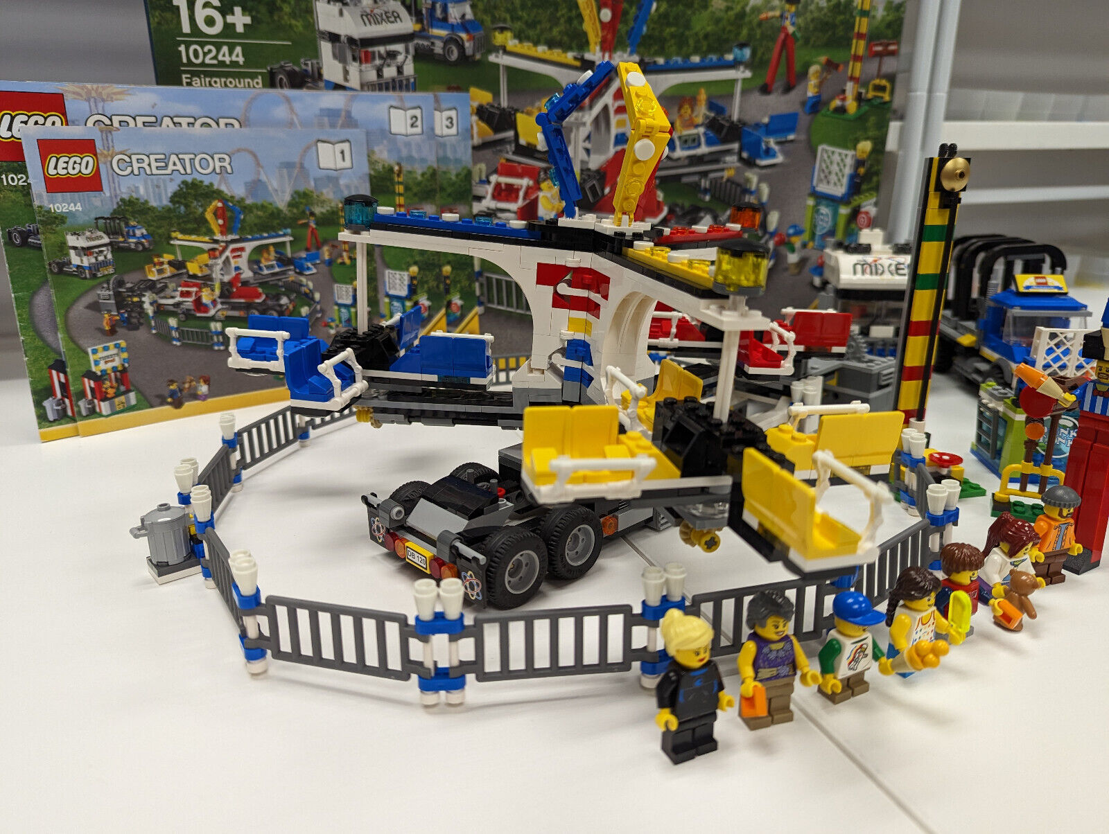 Lego 10244 Fairground Mixer w/ Minifigs, Box & Instructions - Complete! - StudBee