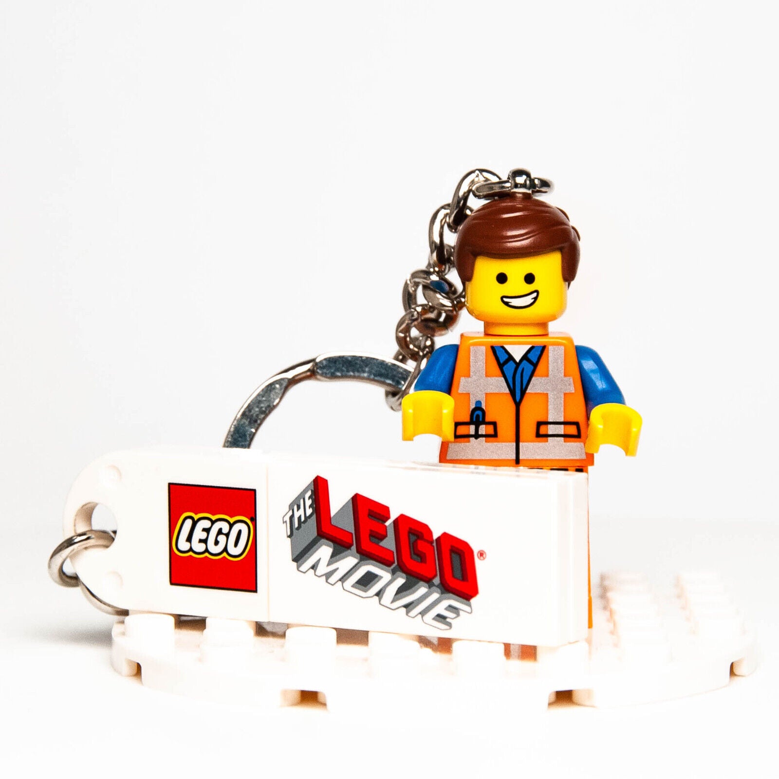 Lego Movie Emmet Smiling Minifigure Keychain 850894 w/ Logo Tile