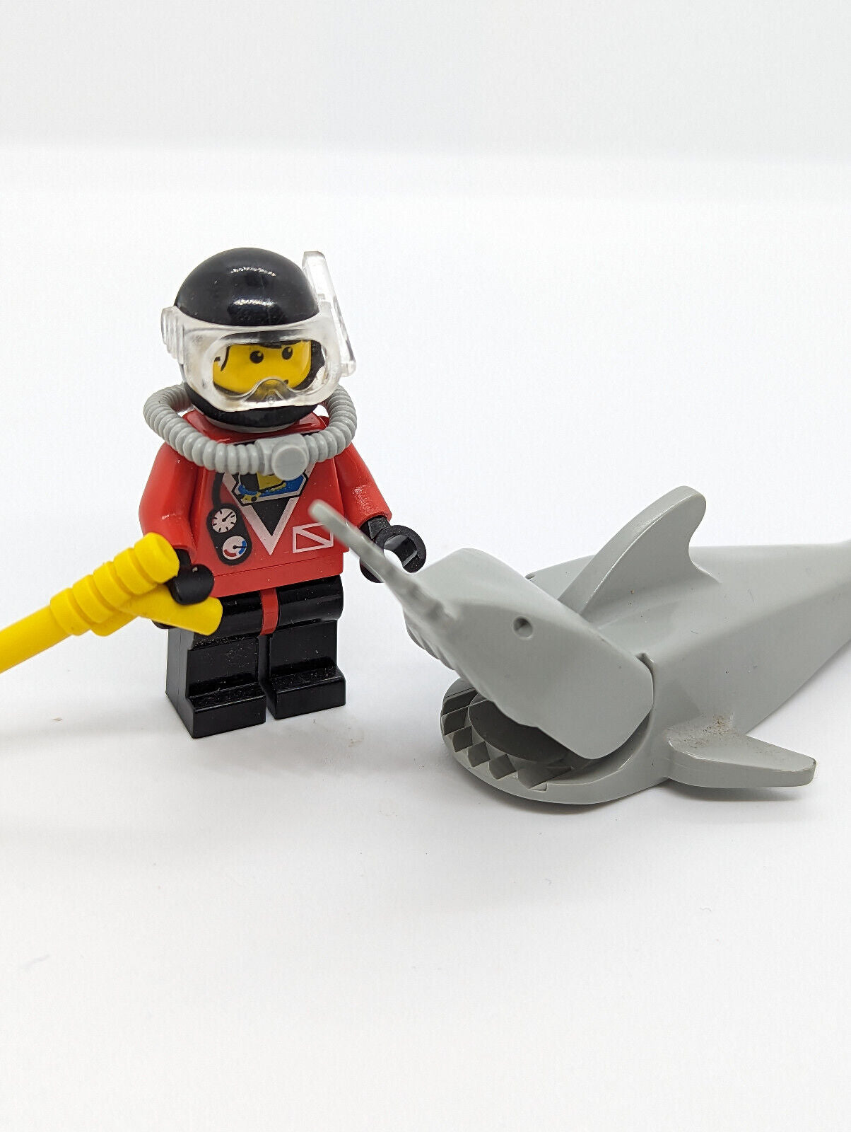 Lego Divers Minifigure (div018a) and Sawfish (2547c02) 6441 Deep Reef Sea Boat - StudBee