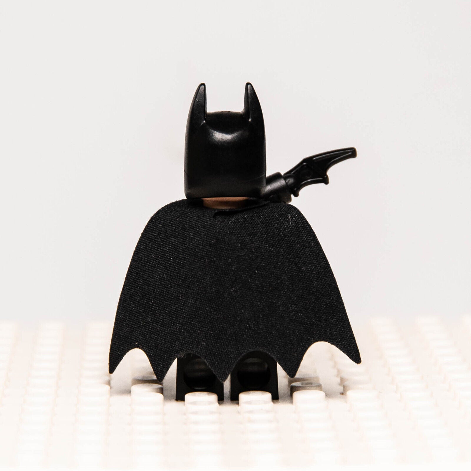 LEGO Minifigure Batman DC Super Heroes Black Suit Yellow Belt Type 2 Cowl sh016a - StudBee